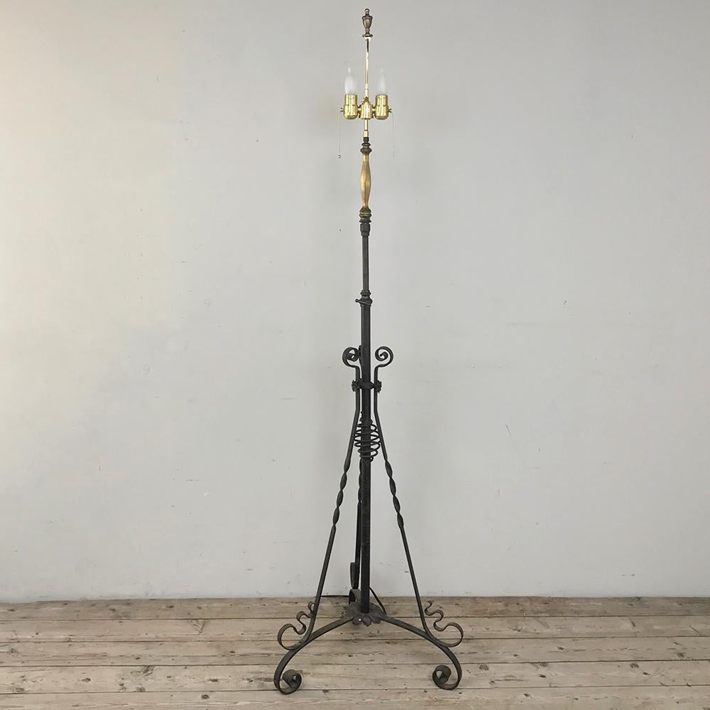 Lámpara de pie de hierro forjado de época Art Nouveau Francés en venta