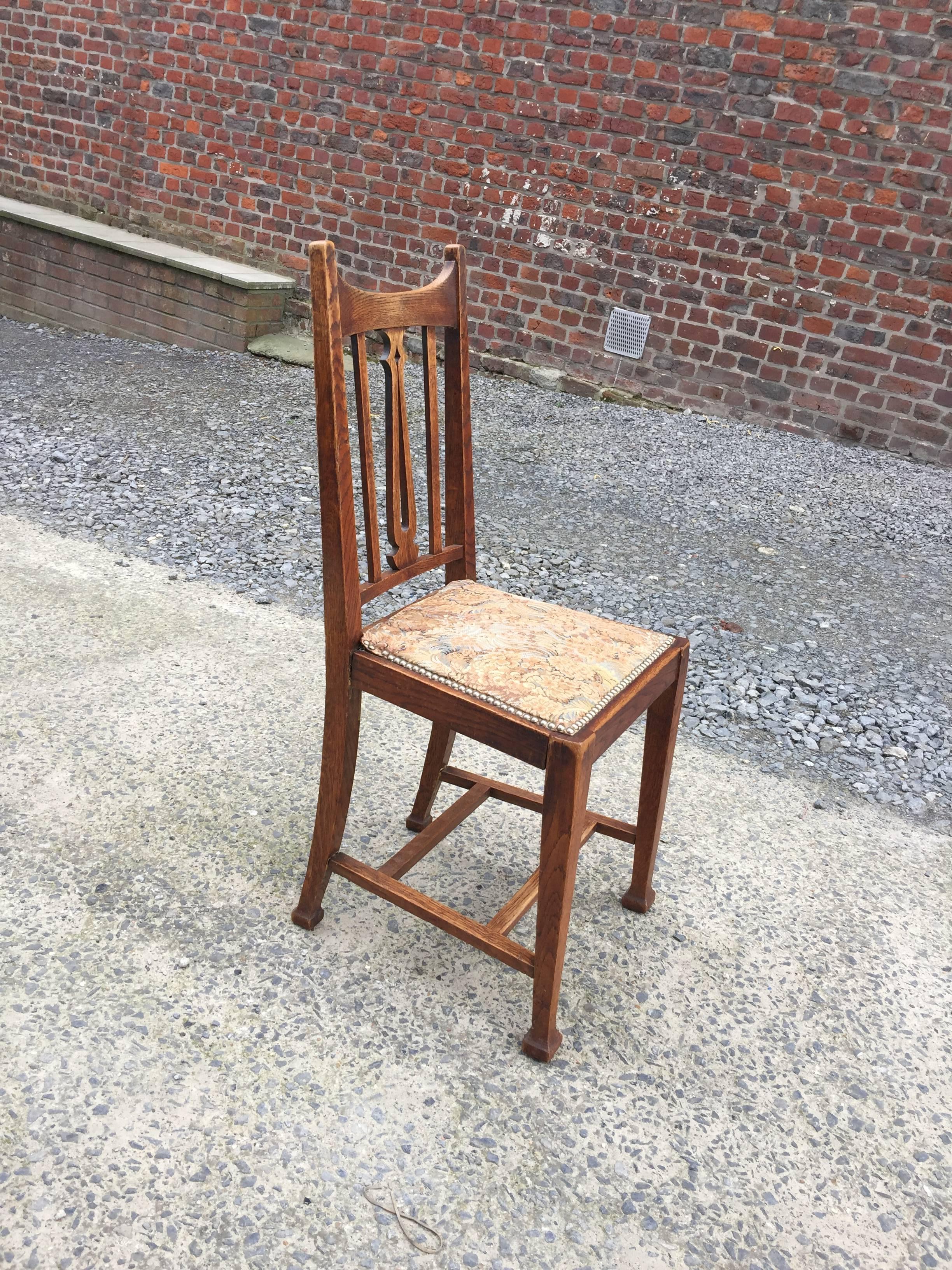 Jugendstil, drei Stühle aus Eiche, Belgien, um 1900.