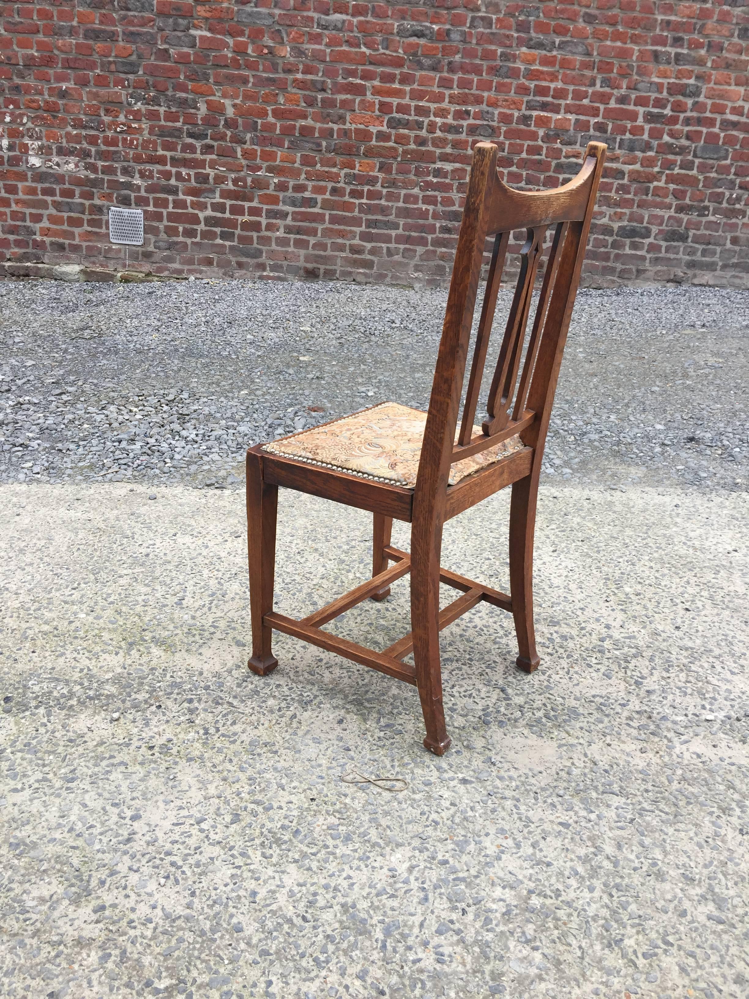 Jugendstil-Periode, drei Stühle aus Eiche, Belgien, um 1900 (Eichenholz) im Angebot