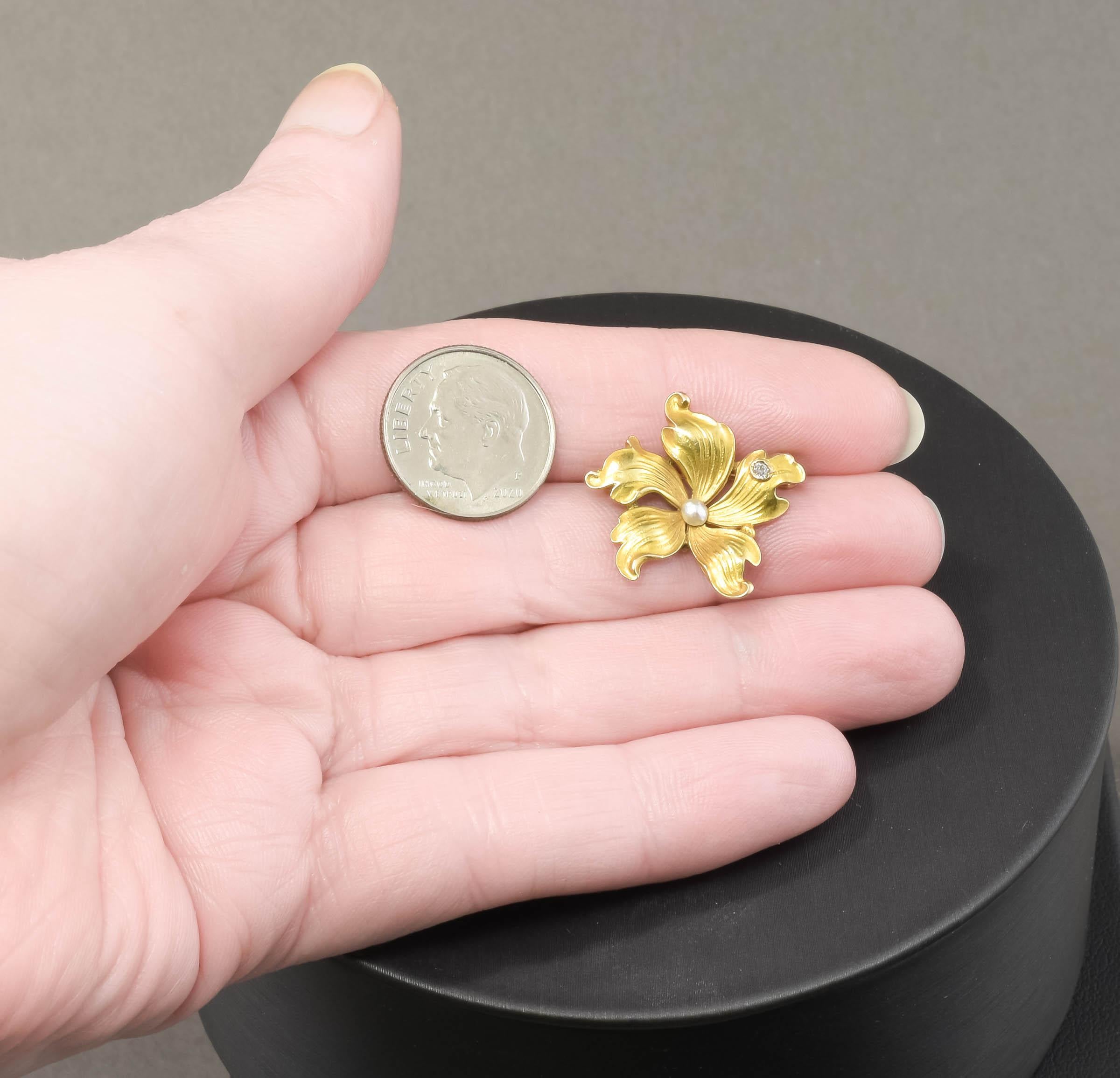 Petite broche fleur en or Art nouveau avec diamants et perles de taille ancienne en vente 1