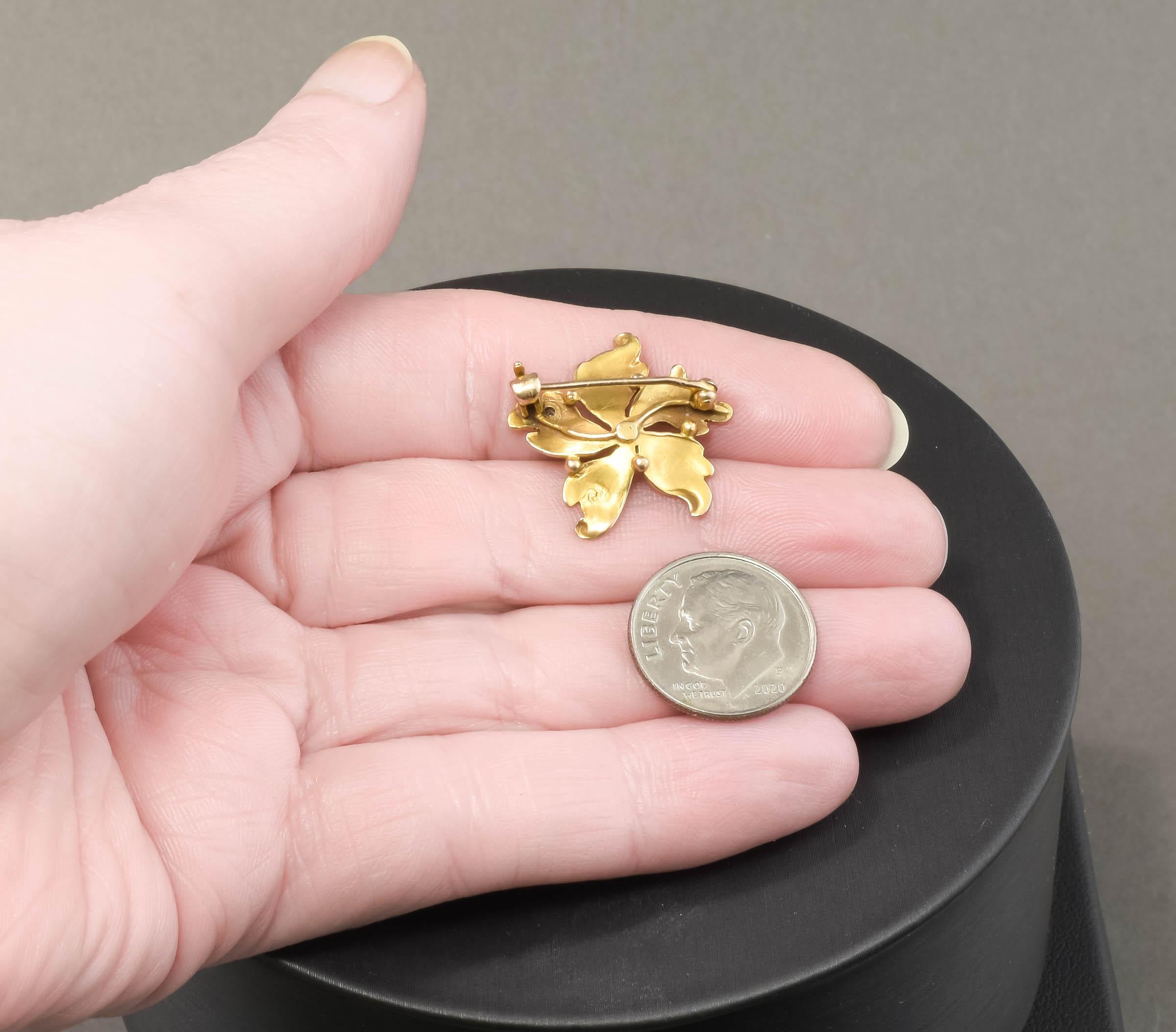 Petite broche fleur en or Art nouveau avec diamants et perles de taille ancienne en vente 2