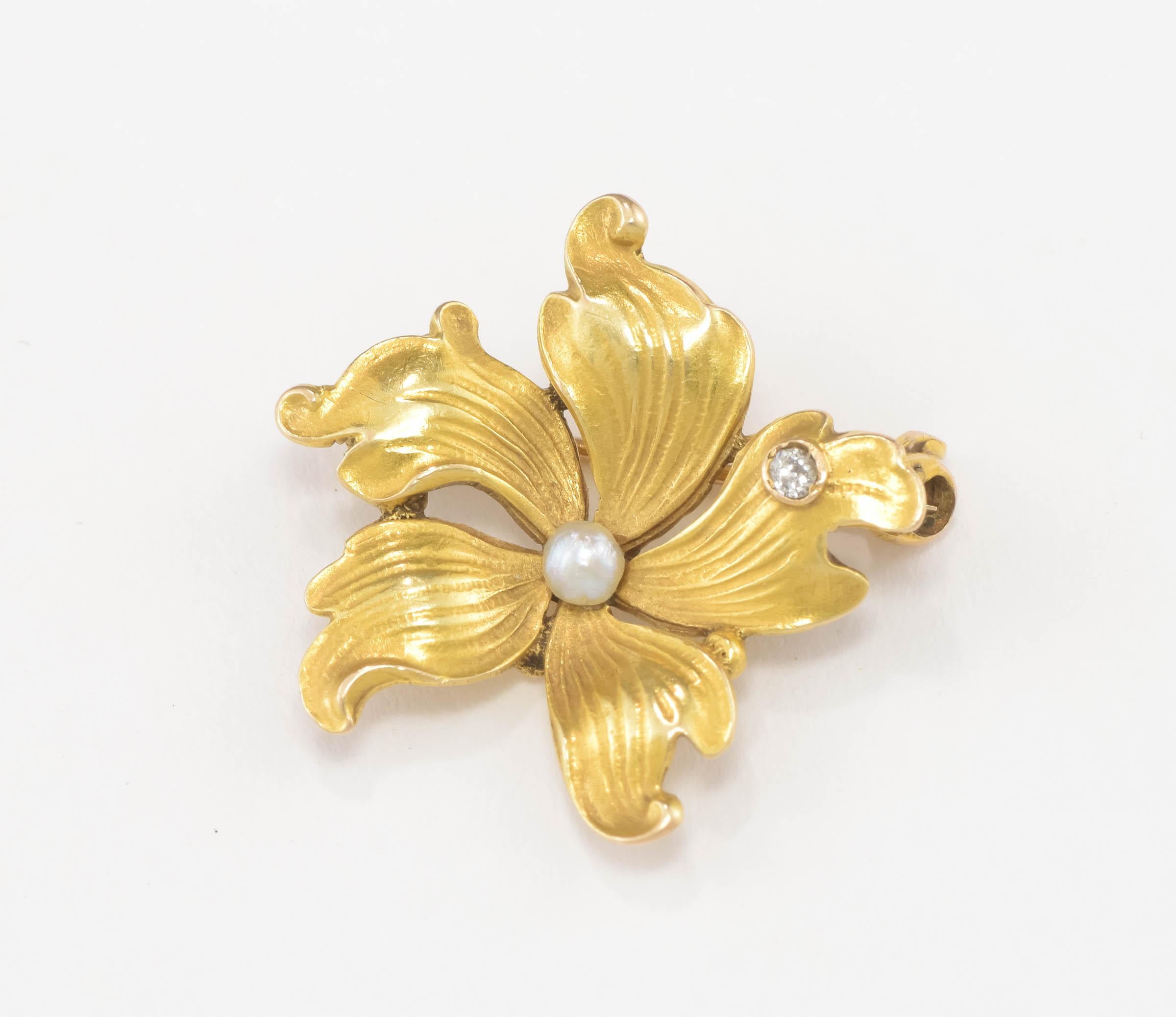 Art Nouveau Petite Gold Flower Brooch Pin with Old Cut Diamond & Pearl For Sale 3