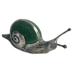 Jugendstil-Nadelkissen aus Zinn und Samt in Form einer Schnecke, frühes 20.