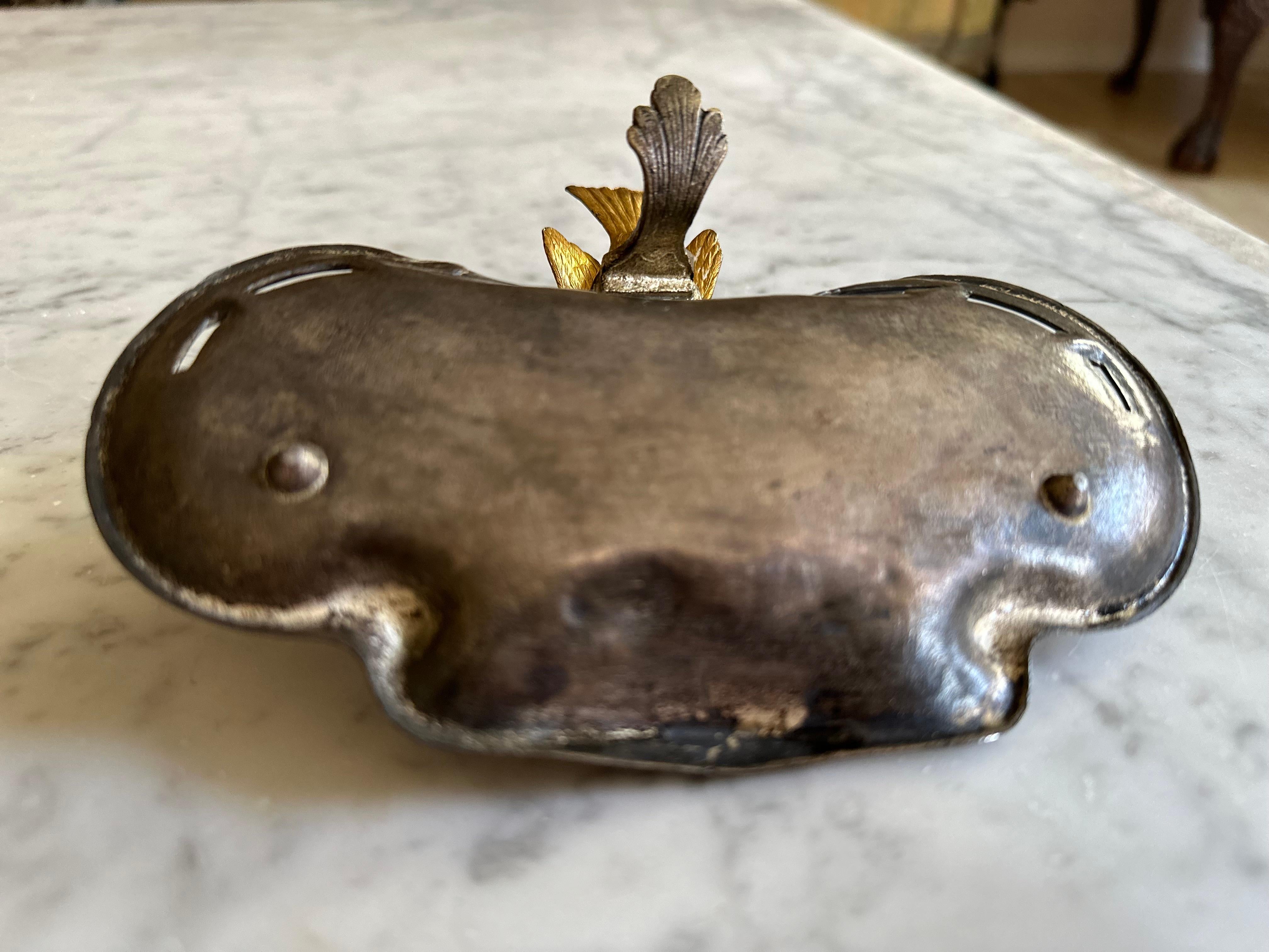 Art Nouveau Zinnschale mit vergoldetem Spatz im Angebot 3
