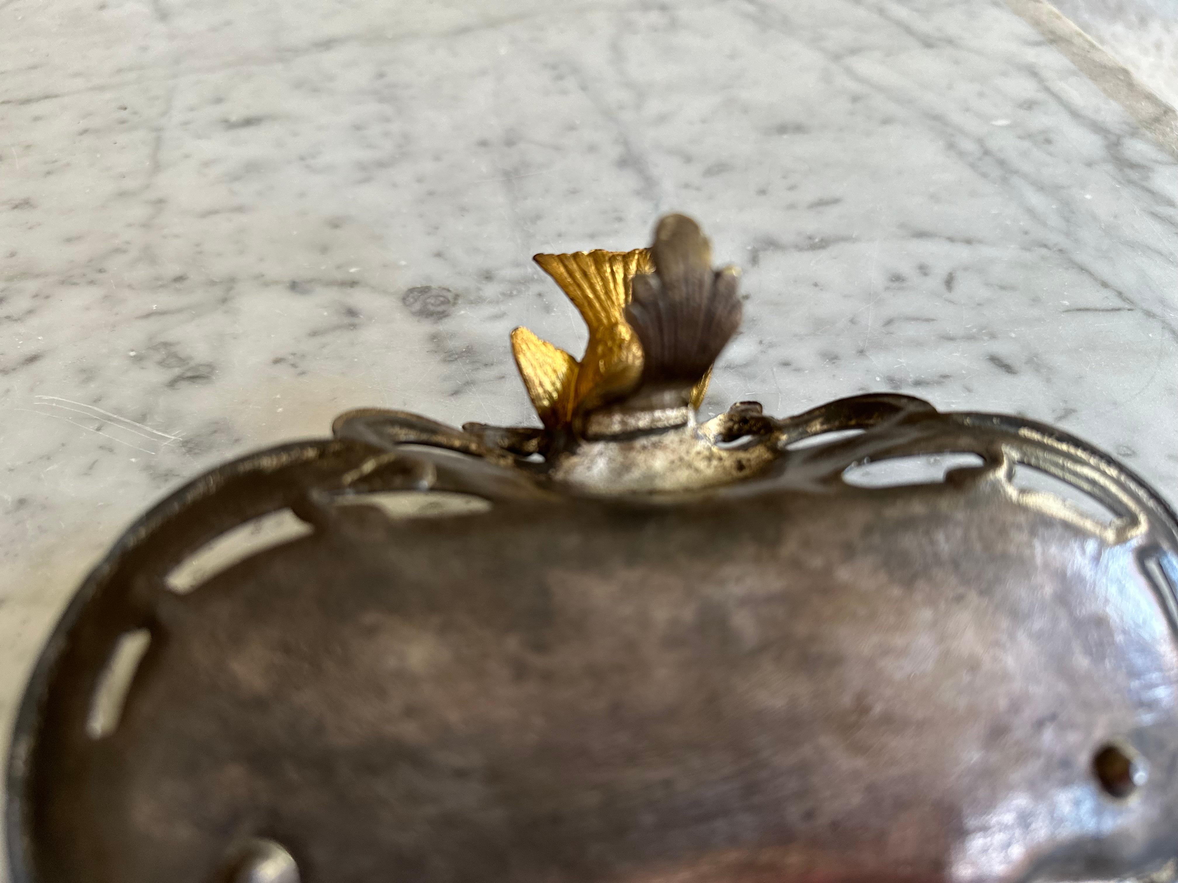 Art Nouveau Zinnschale mit vergoldetem Spatz im Angebot 4