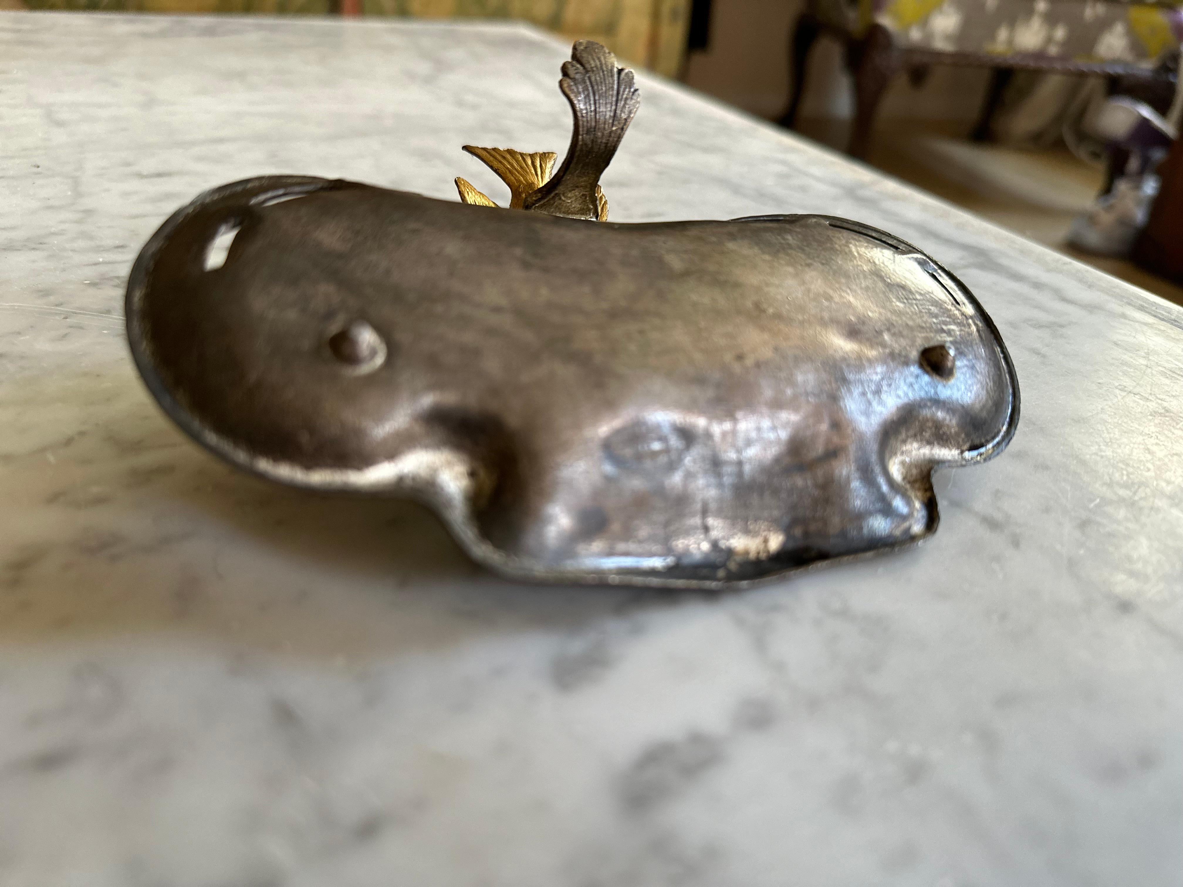Art Nouveau Zinnschale mit vergoldetem Spatz im Angebot 5
