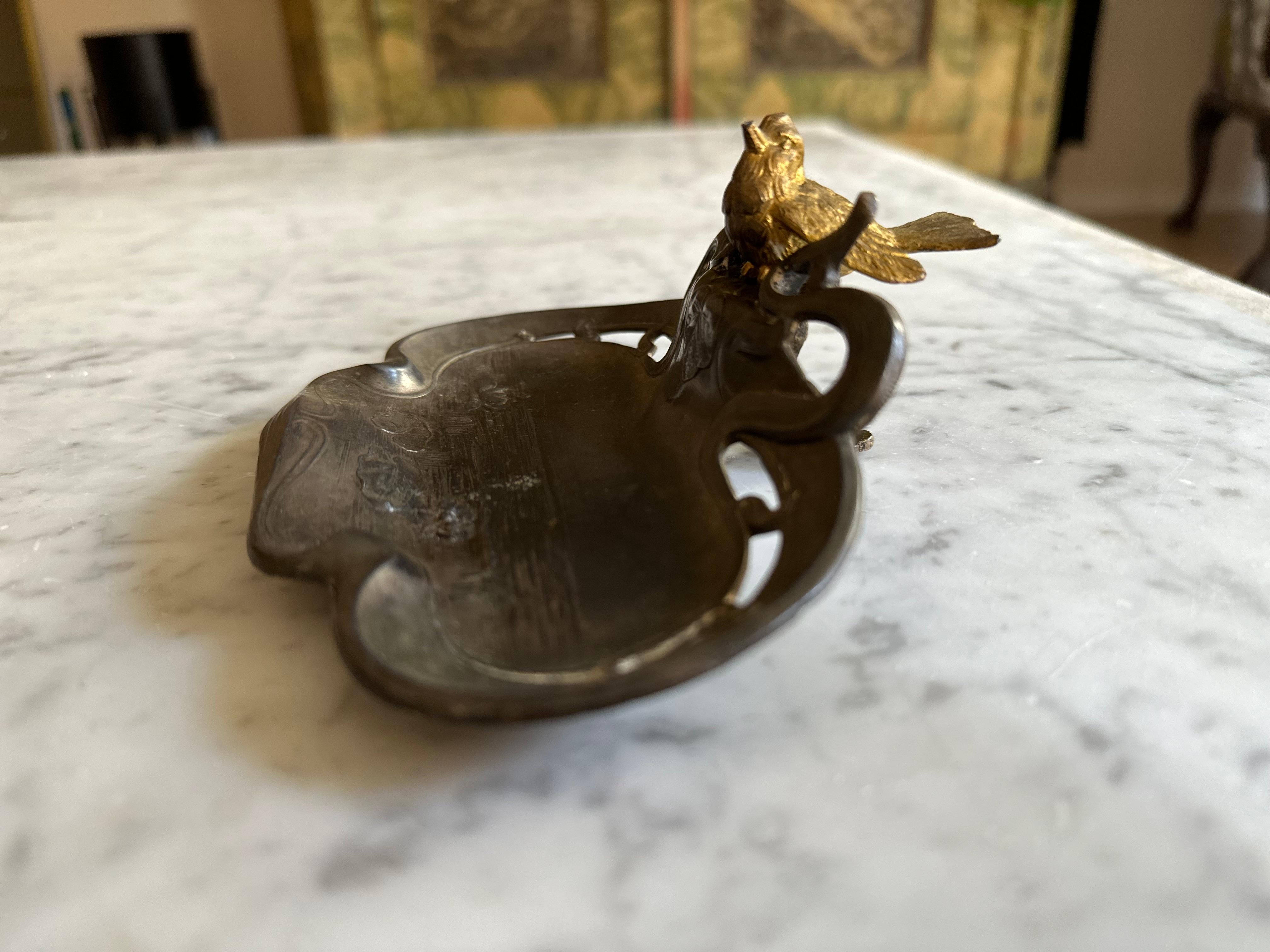 Art Nouveau Zinnschale mit vergoldetem Spatz im Angebot 6