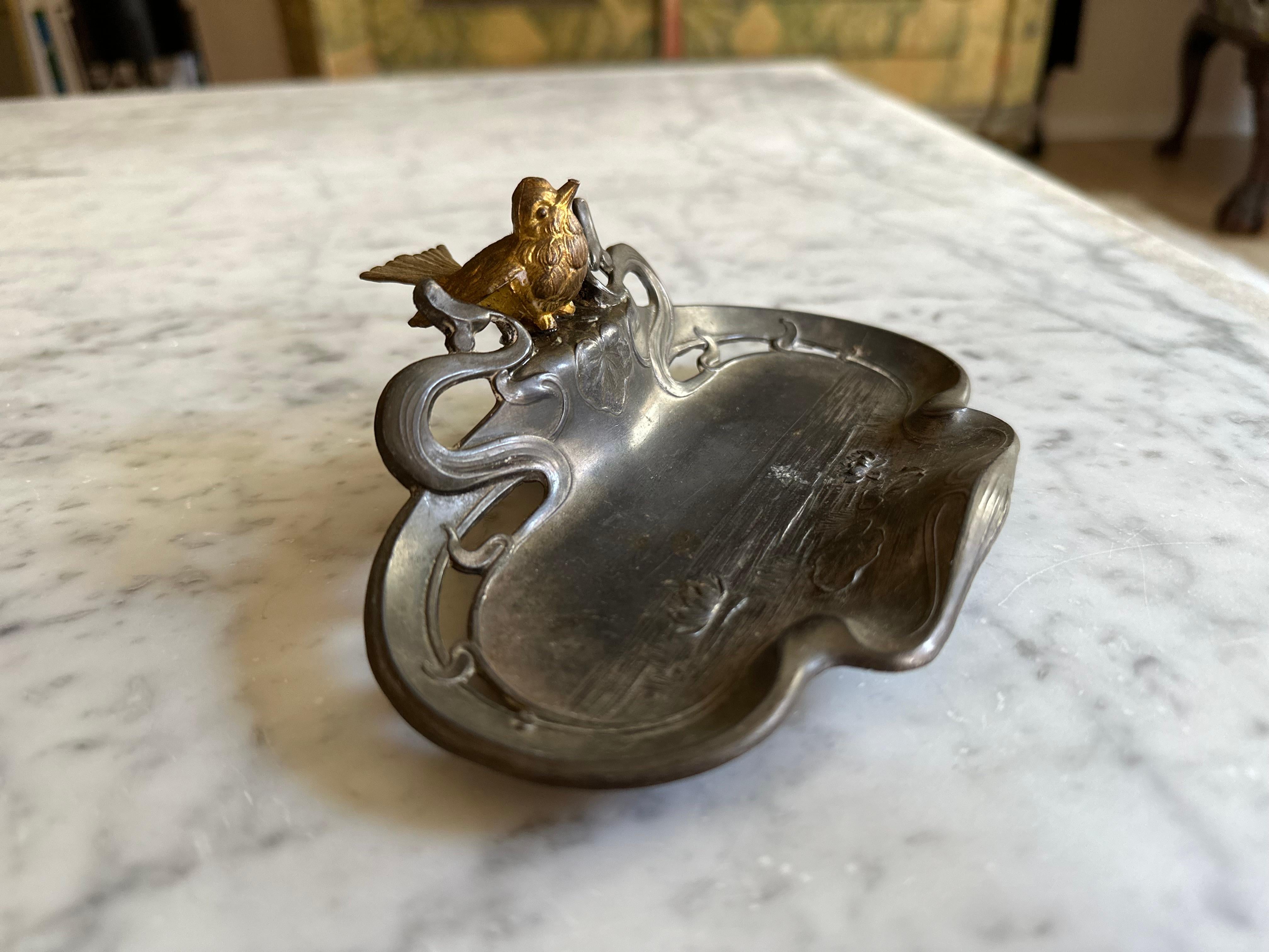 Art Nouveau Zinnschale mit vergoldetem Spatz im Angebot 7