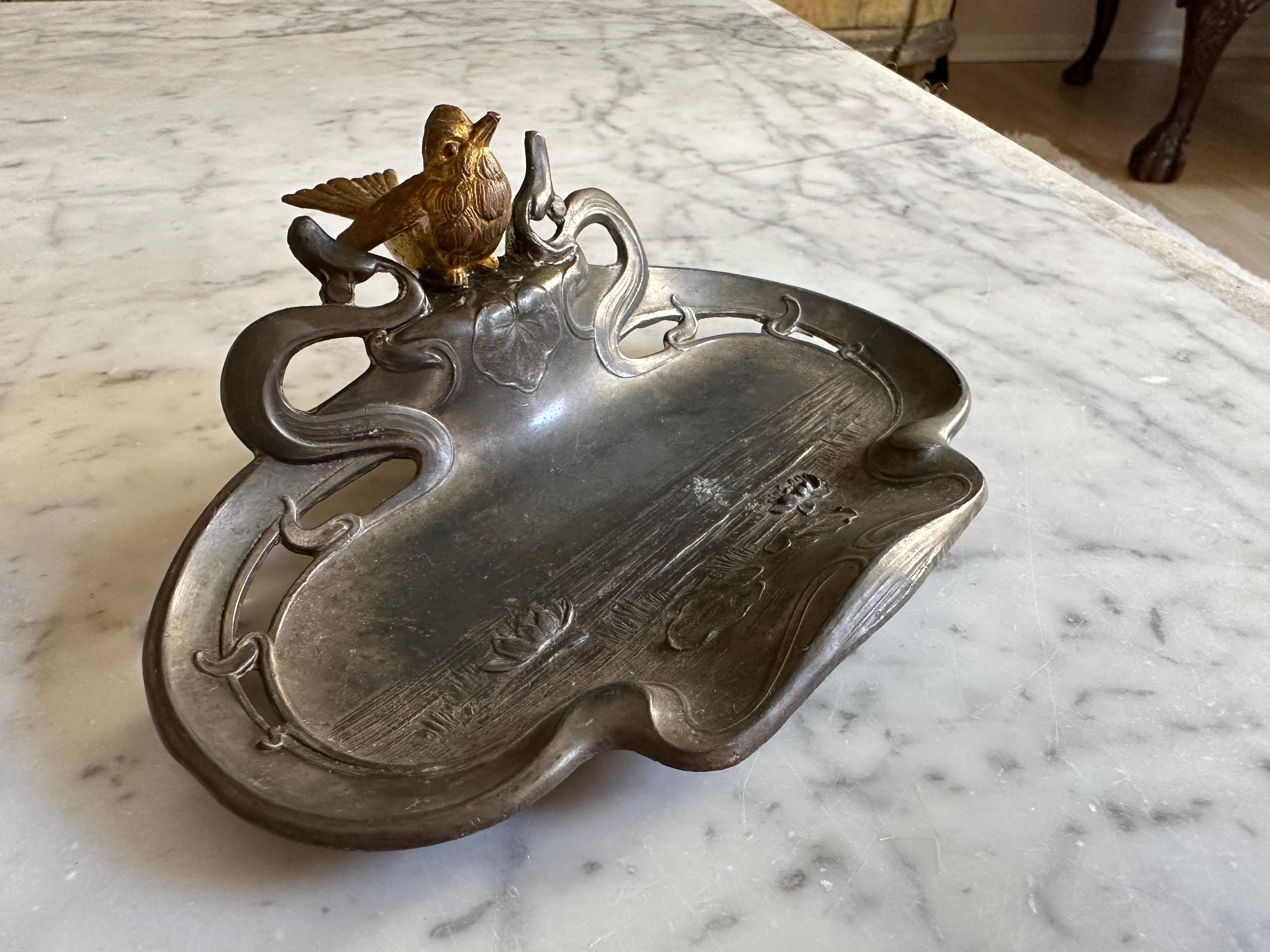 Art Nouveau Zinnschale mit vergoldetem Spatz (Art nouveau) im Angebot