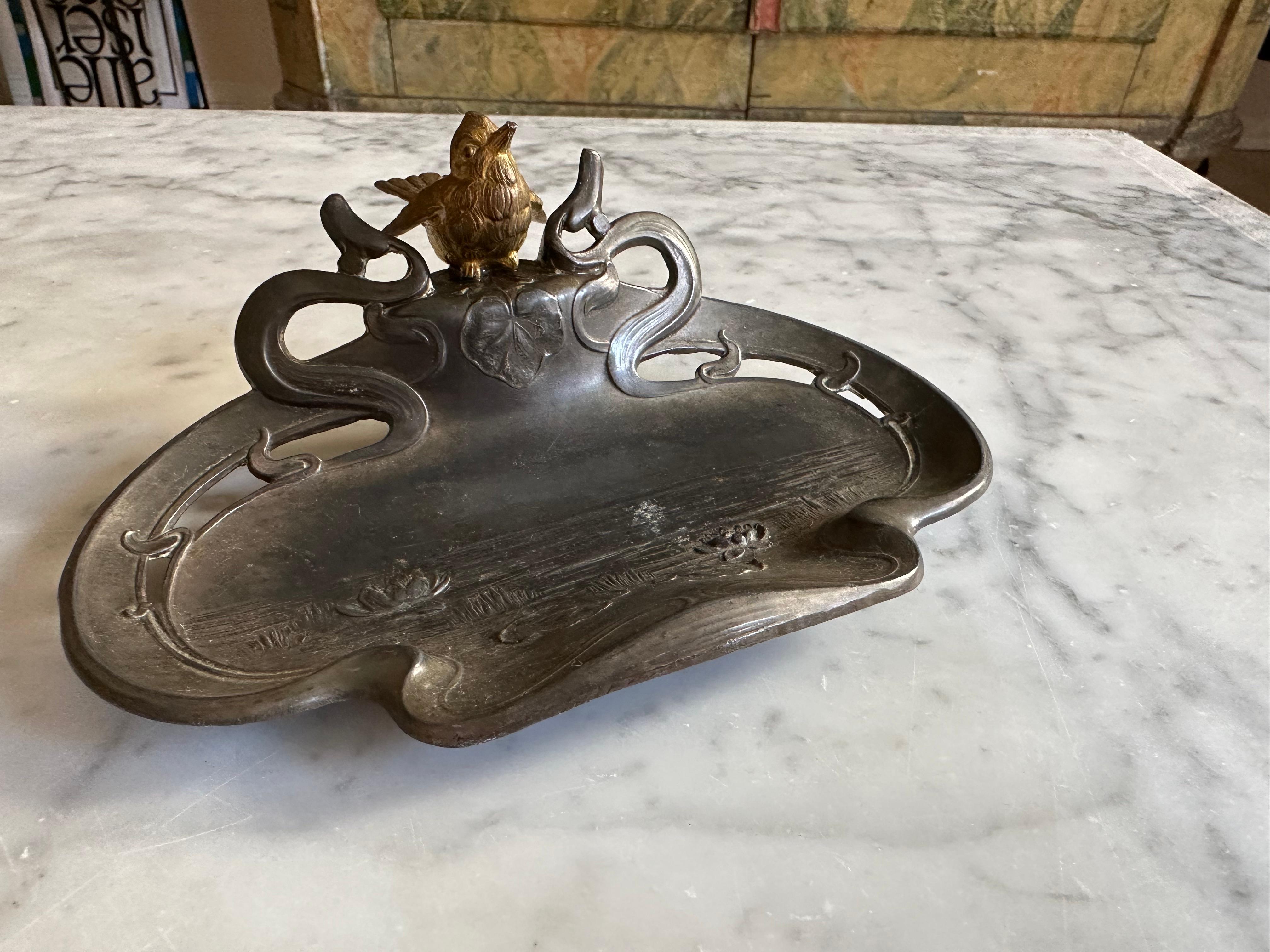 Art Nouveau Zinnschale mit vergoldetem Spatz (Französisch) im Angebot