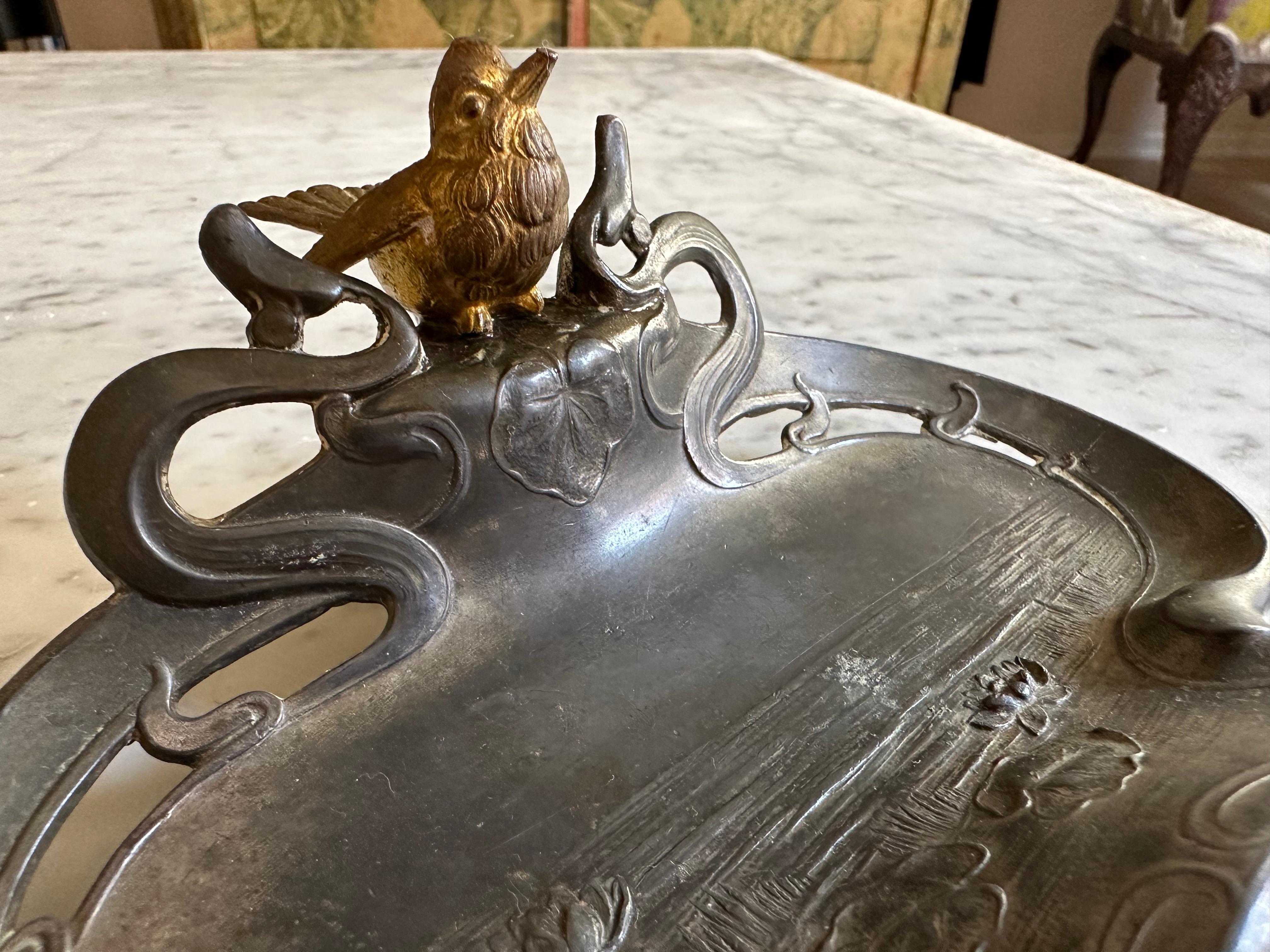 Art Nouveau Zinnschale mit vergoldetem Spatz im Zustand „Relativ gut“ im Angebot in Hamburg, DE