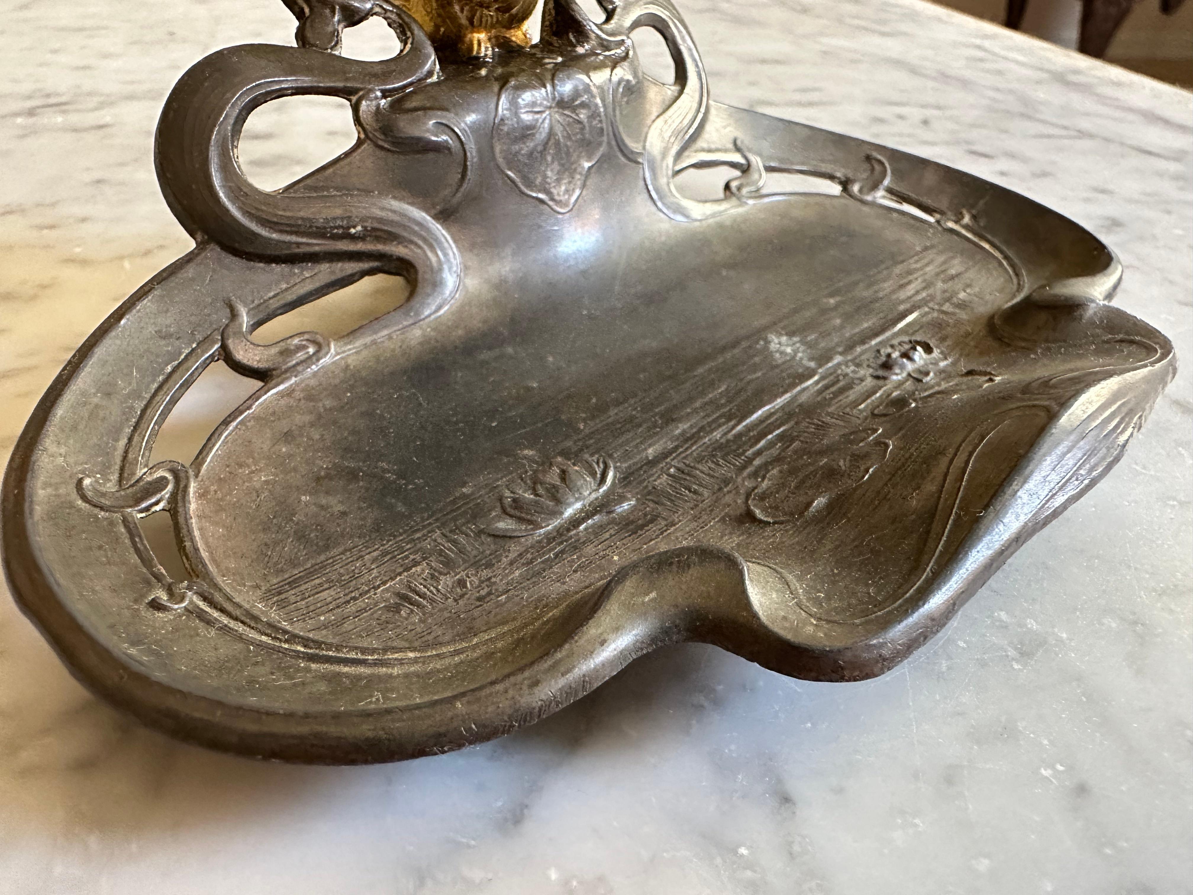 Art Nouveau Zinnschale mit vergoldetem Spatz (Frühes 20. Jahrhundert) im Angebot