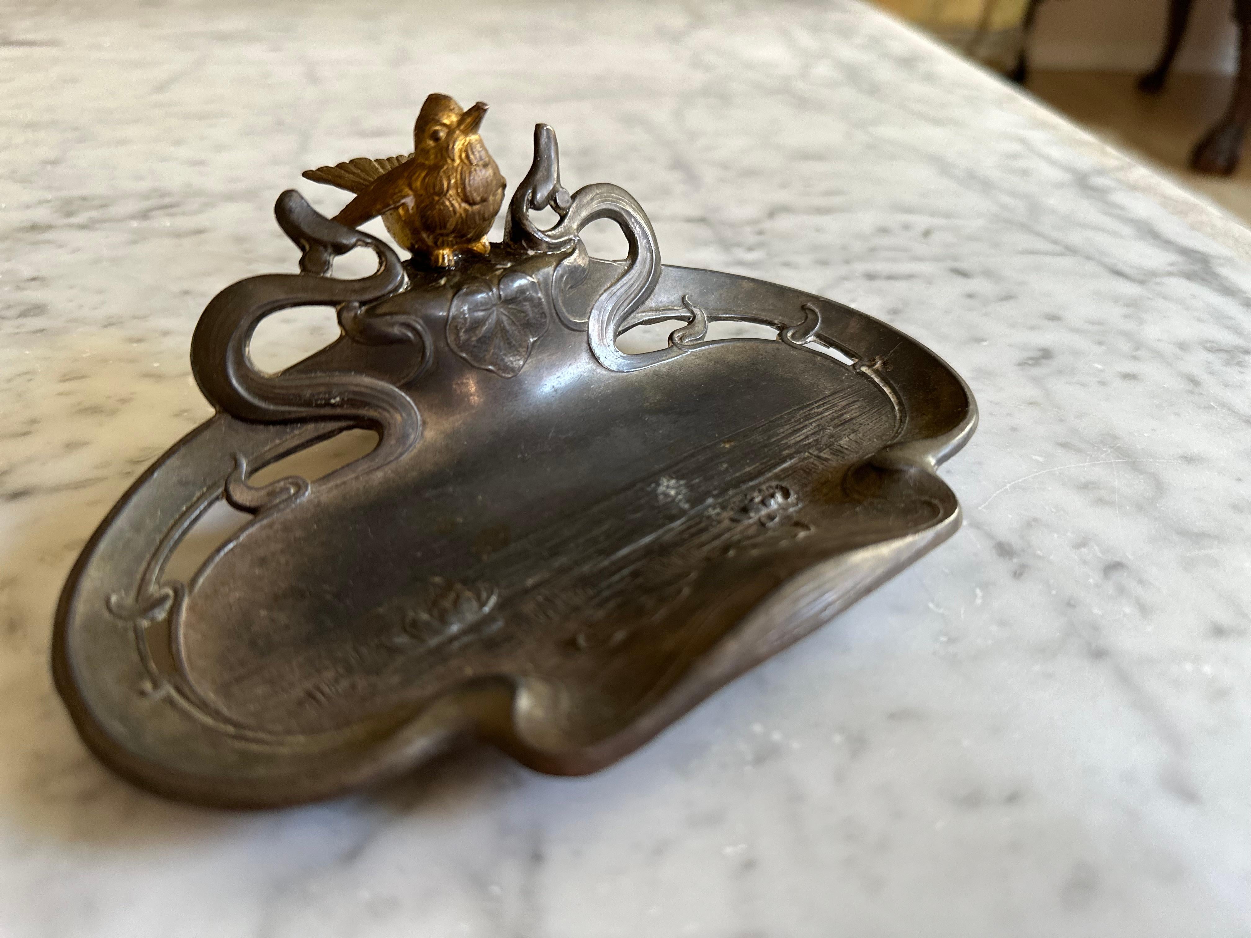 Art Nouveau Zinnschale mit vergoldetem Spatz (Metall) im Angebot