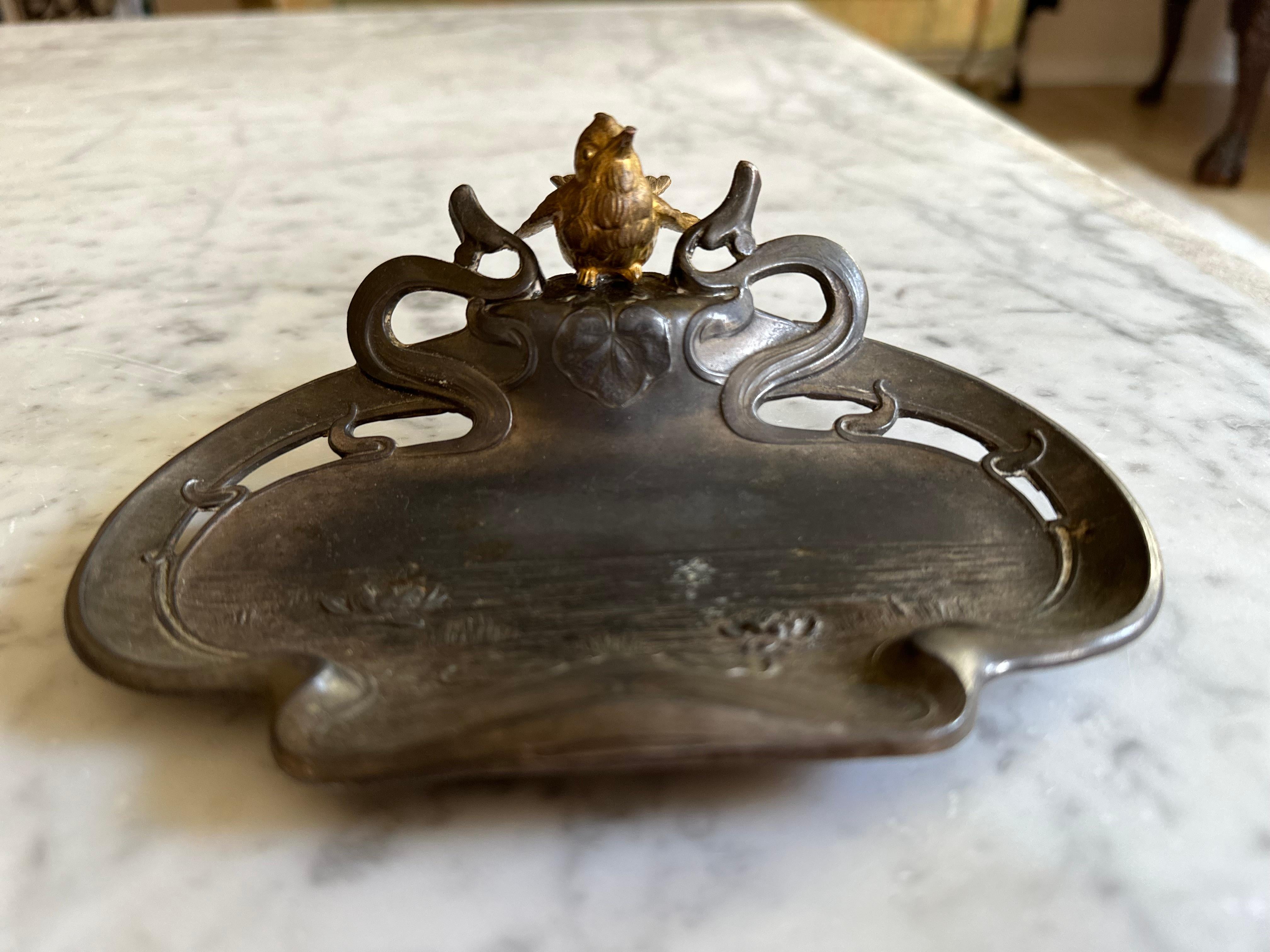 Art Nouveau Zinnschale mit vergoldetem Spatz im Angebot 1