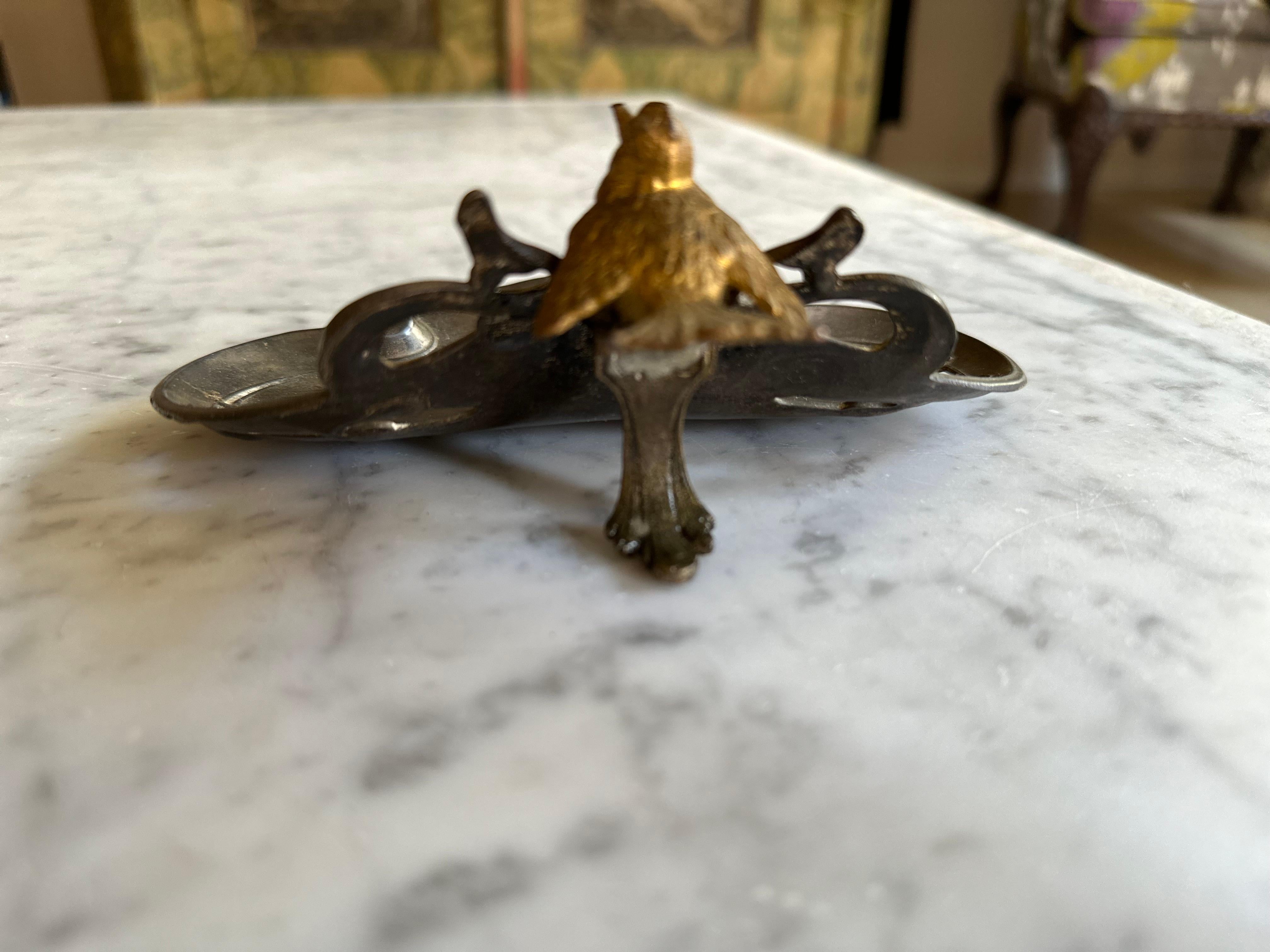 Art Nouveau Zinnschale mit vergoldetem Spatz im Angebot 2