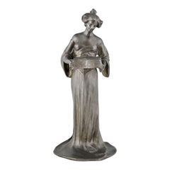 Jugendstil Zinnskulptur Dame mit Schatulle von Mattei Frankreich 1900