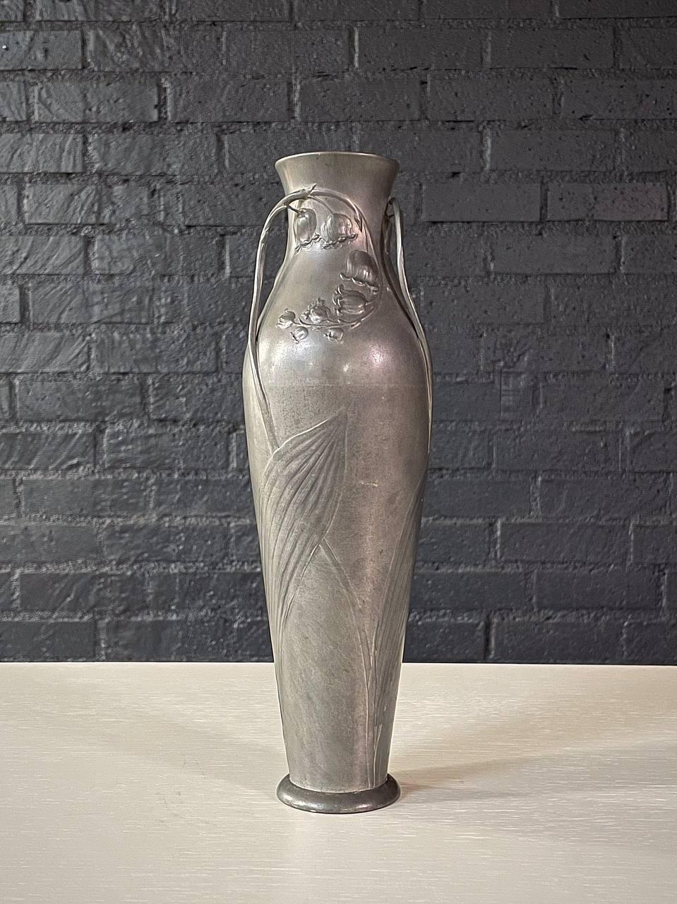 Zustand: Original Vintage By Zustand 
MATERIALIEN: Zinn Metall 

Diese exquisite Jugendstilvase aus Zinn von Kayserzinn, entworfen von Hugo Leven in den frühen 1900er Jahren, verkörpert die fließende, organische Eleganz der Epoche. Sie wird in