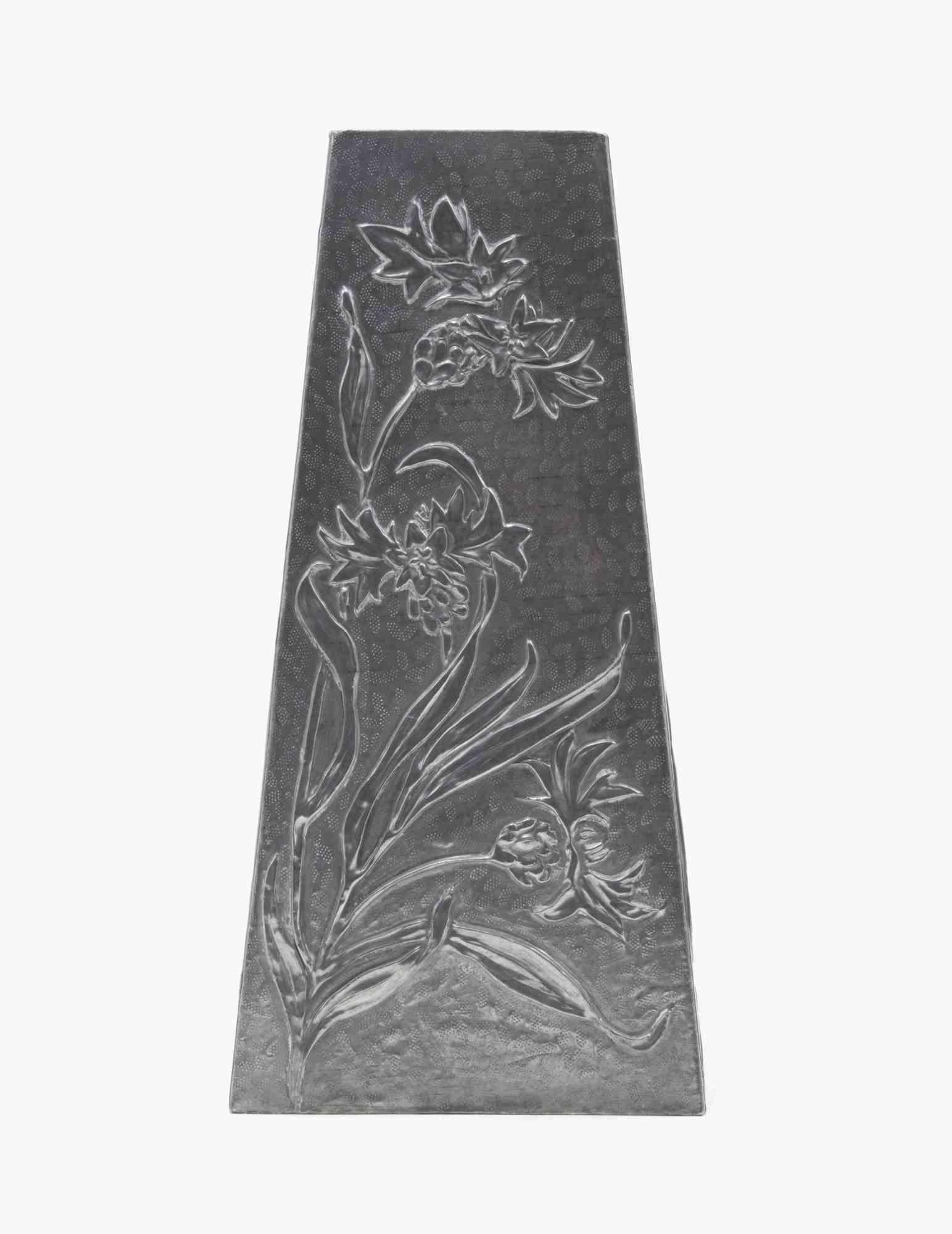 Art Nouveau Pewter Vase.

Dimensions : H 24 x L 12 x D 11 cm.

Upper part : 7 x 7 cm. 

Very good condition.