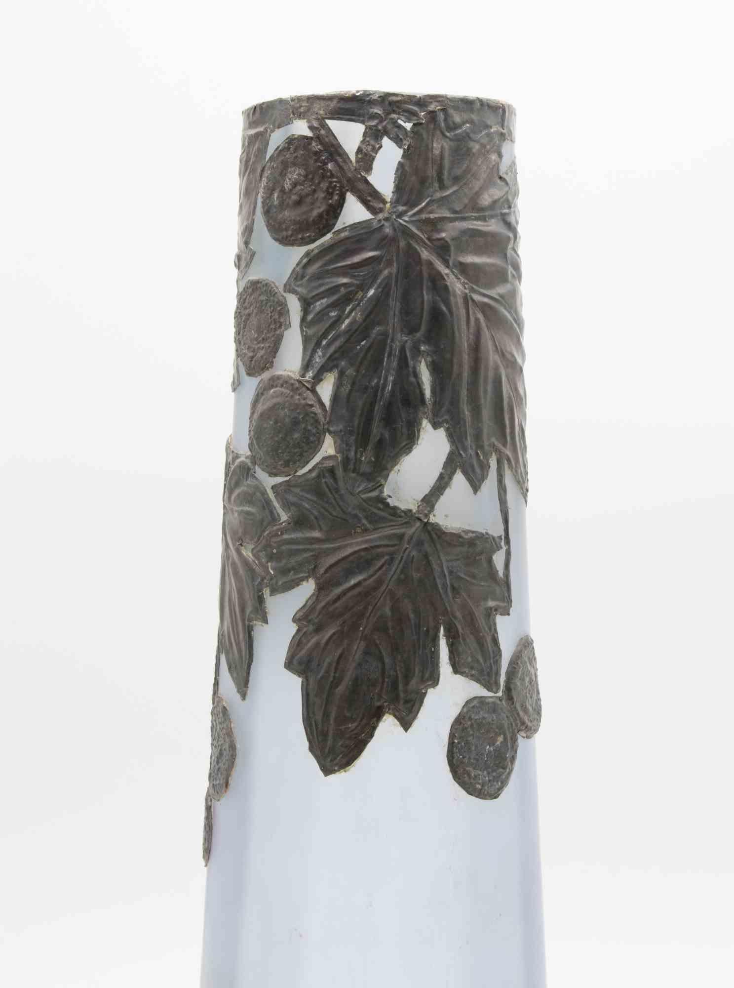 Art Nouveau Pewter Vase realized in the early 20th Century.

Very good condition.