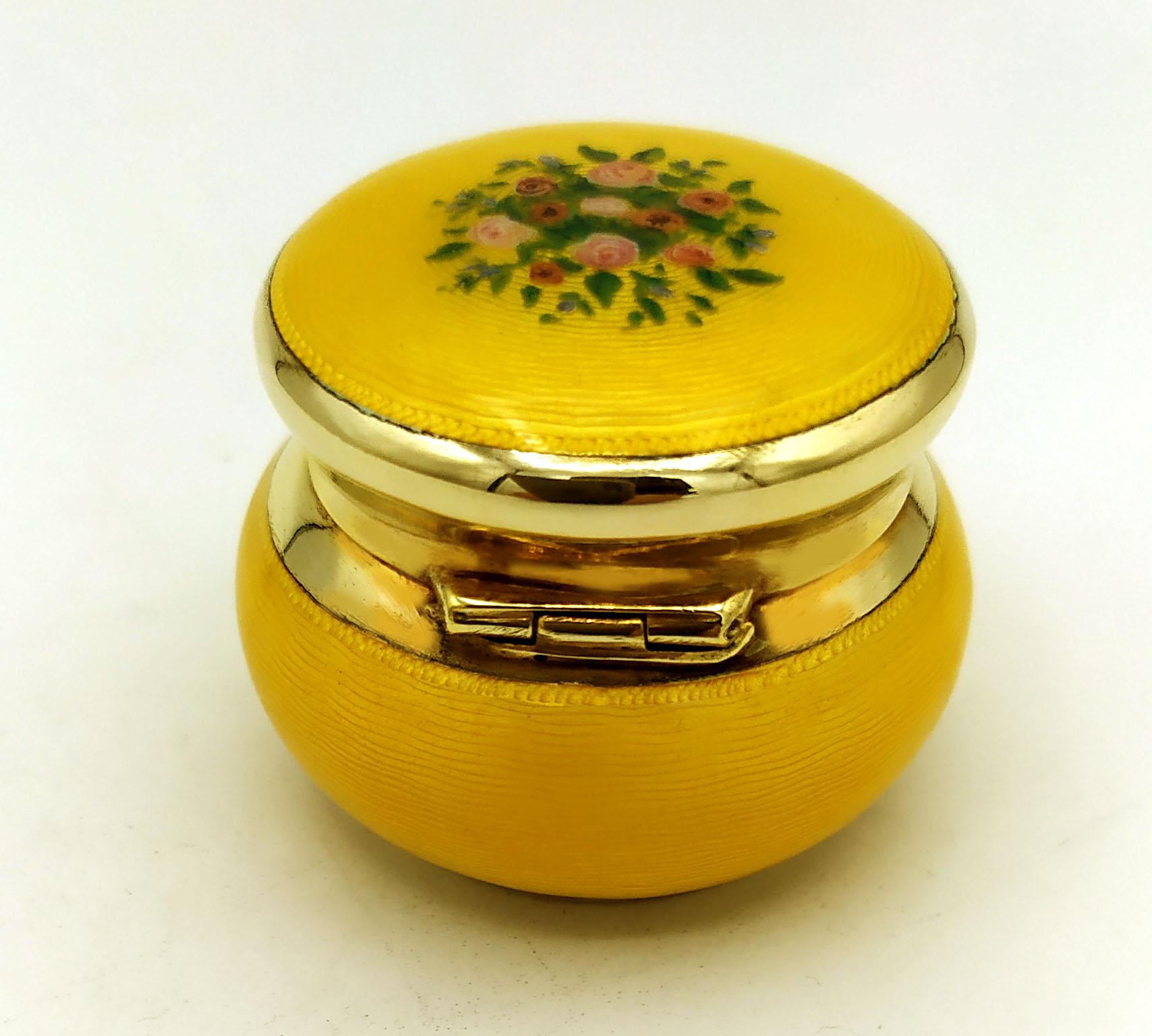Round rounded pillbox in 925 / 1000 sterling silver gold plated with translucent fired enamel on guillochè and hand painted floral miniature on the lid. Viennese Art Nouveau style. Diameter cm. 4.7 cm high. 3.1 weight gr. 64. Designed by Giorgio