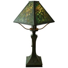 Jugendstillampe mit Kiefernnadel aus Bronze und Glas der Riviere Studios:: um 1900