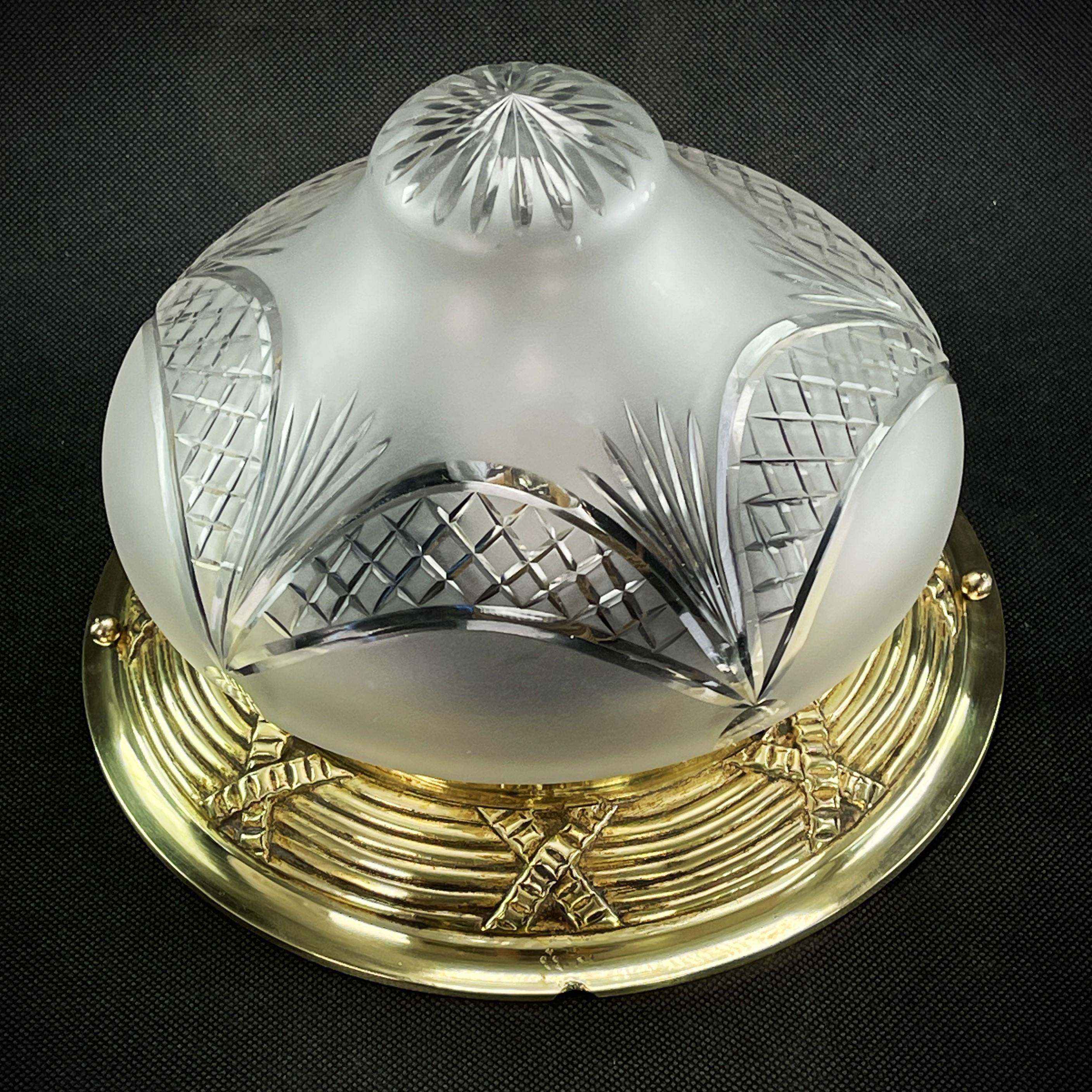 Jugendstil Plafoniere - 1910er Jahre

Die Leuchte ART NOUVEAU ist ein Designklassiker aus den 10er/20er Jahren. 
Die Bronzelampe ist ein Original und spendet ein angenehmes Licht.

Der gereinigte Gegenstand hat 1  x E27-Fassung und wiegt 1,9 kg /