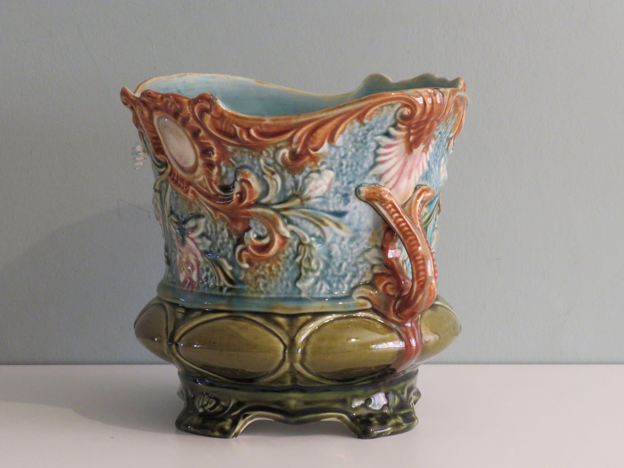 Cache pot in majolica with floral motif.
The cache pot is suitable for an inner pot with maximum dimensions:
H 18 cm, diameter at the bottom 12 cm and diameter at the top 17 cm.
H 7.09 inches, bottom diameter 4.72 inches and top diameter 6.69