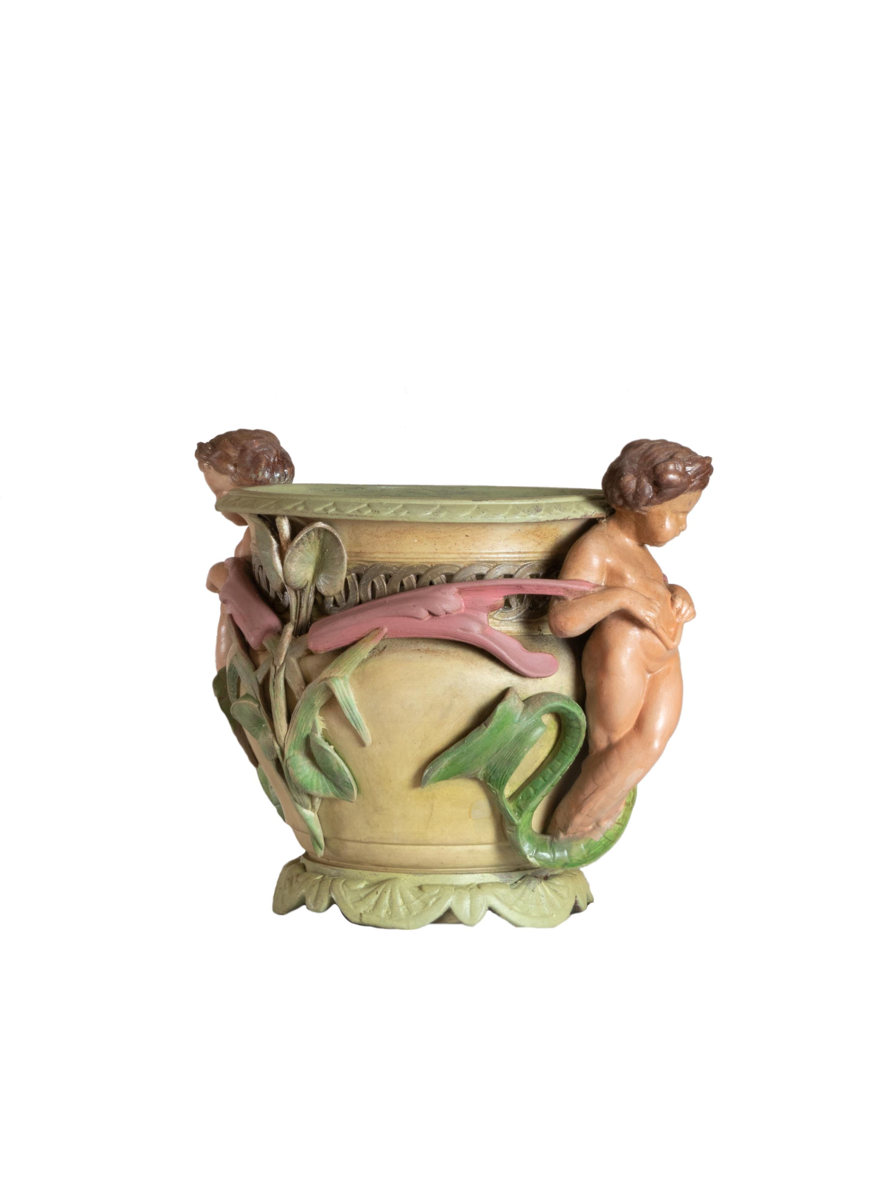 Dipinto a mano Fioriera Art Nouveau con cherubini e fogliame, 20° secolo in vendita