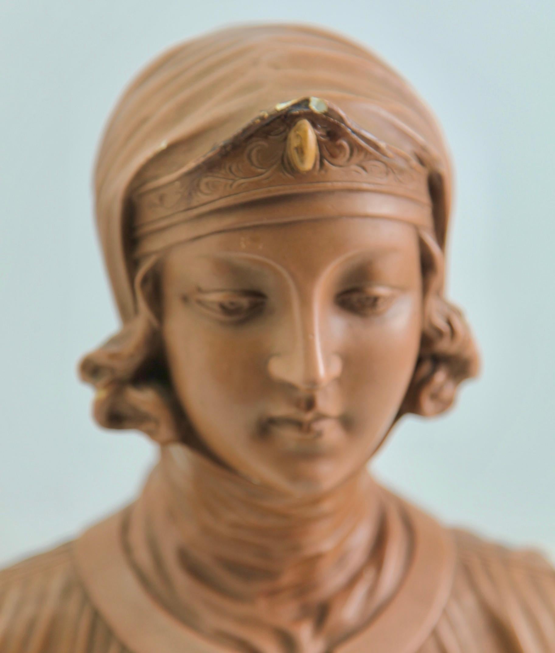 Jugendstil „Plaster“ Detailliertes und stilisiertes Bild einer Frauenbüste im Jugendstil, signiert C.G. (Moderne der Mitte des Jahrhunderts) im Angebot
