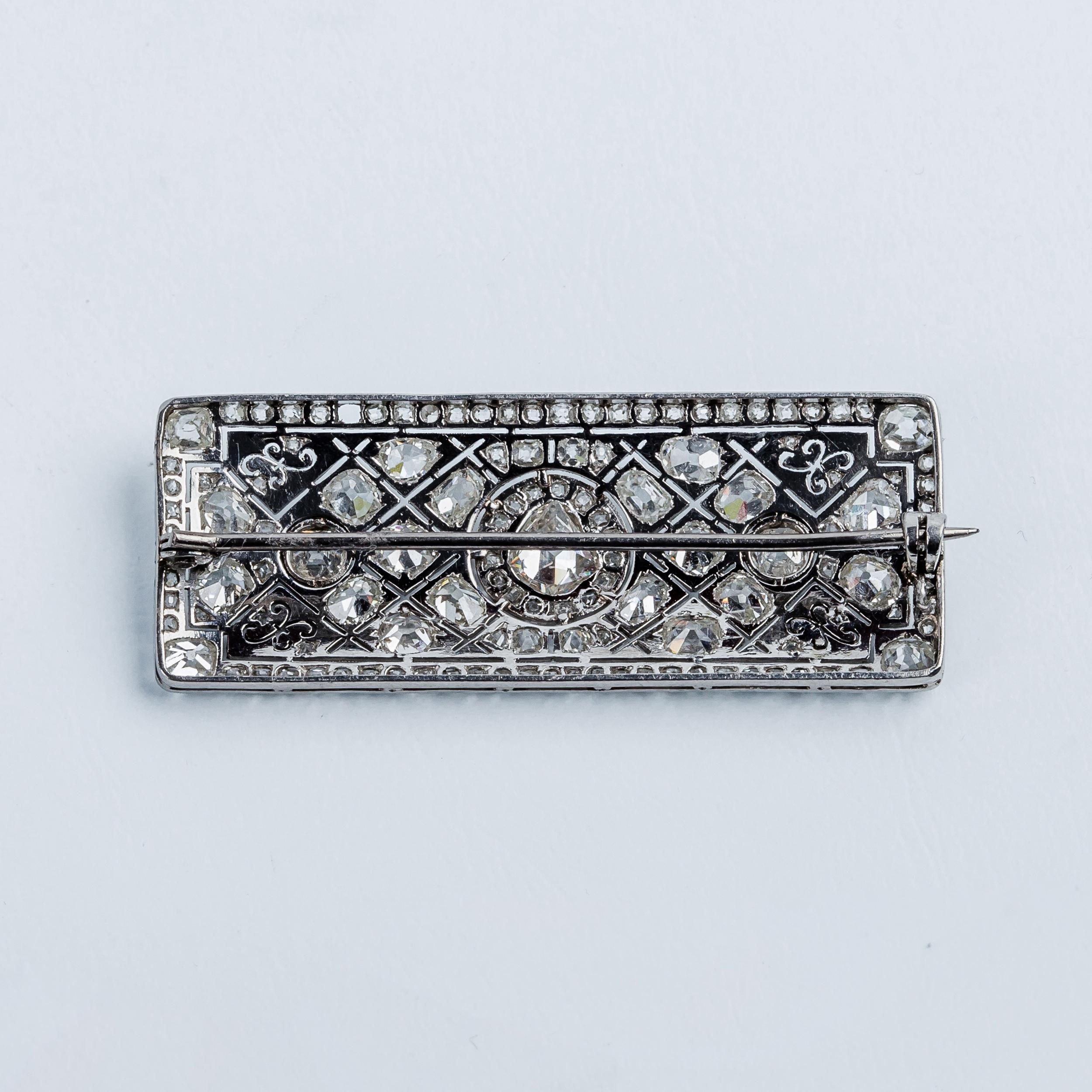 This beautiful Art Deco Brooch in rectangular shape and platinum openwork is full of brilliant-cut and cushion-cut white diamonds, with a central white diamond in oval shape and knurled ornaments.

READY TO SHIP
*Shipment of this piece is not