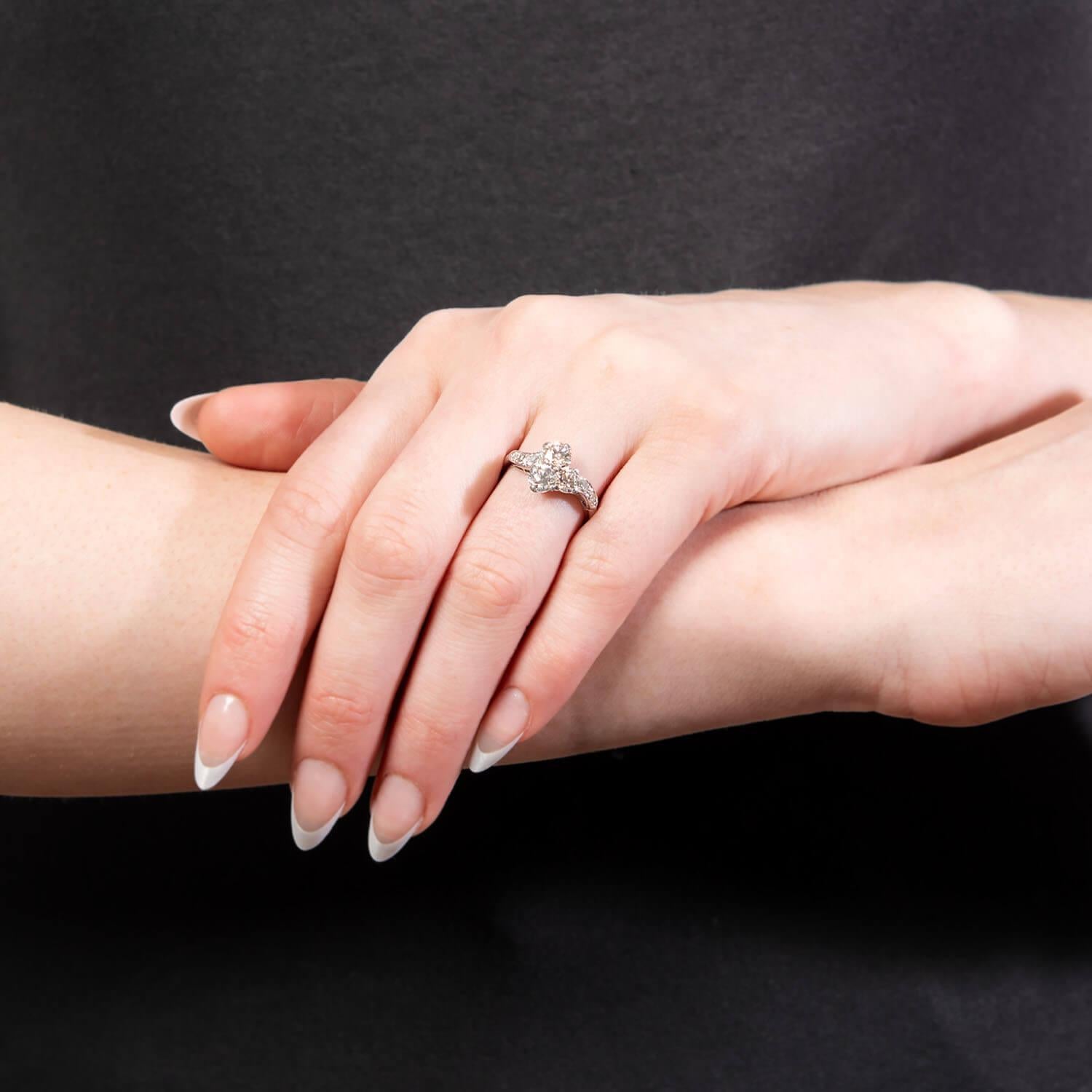 Anello di fidanzamento liberty in platino con diamante a trifoglio in vendita 2