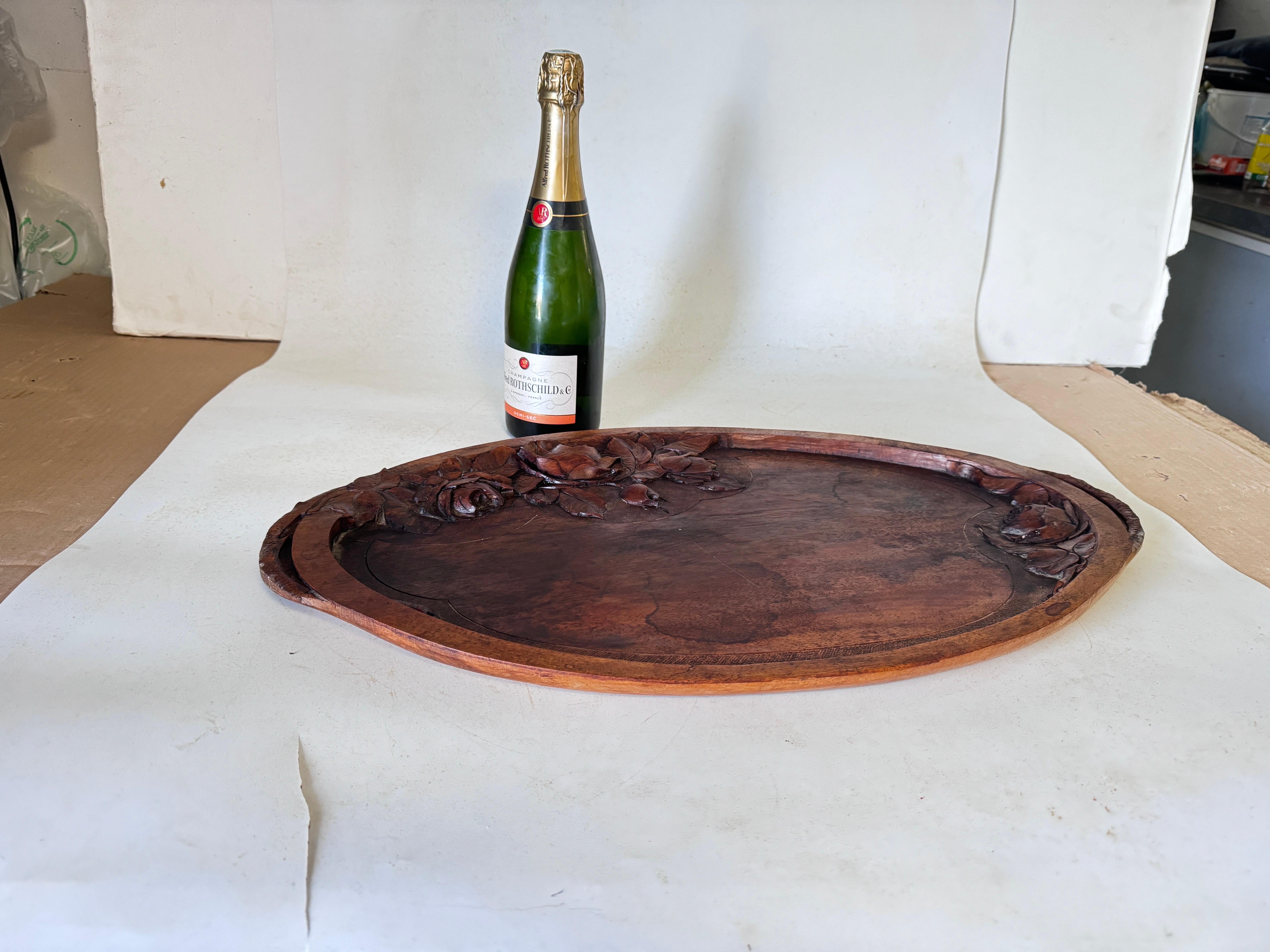 This tray is a tray from the Art Nouveau period. It is in wood, , Its shape is oval, it was made in the 1930s in France.
The top is filled with hand carved florals motif decorations.