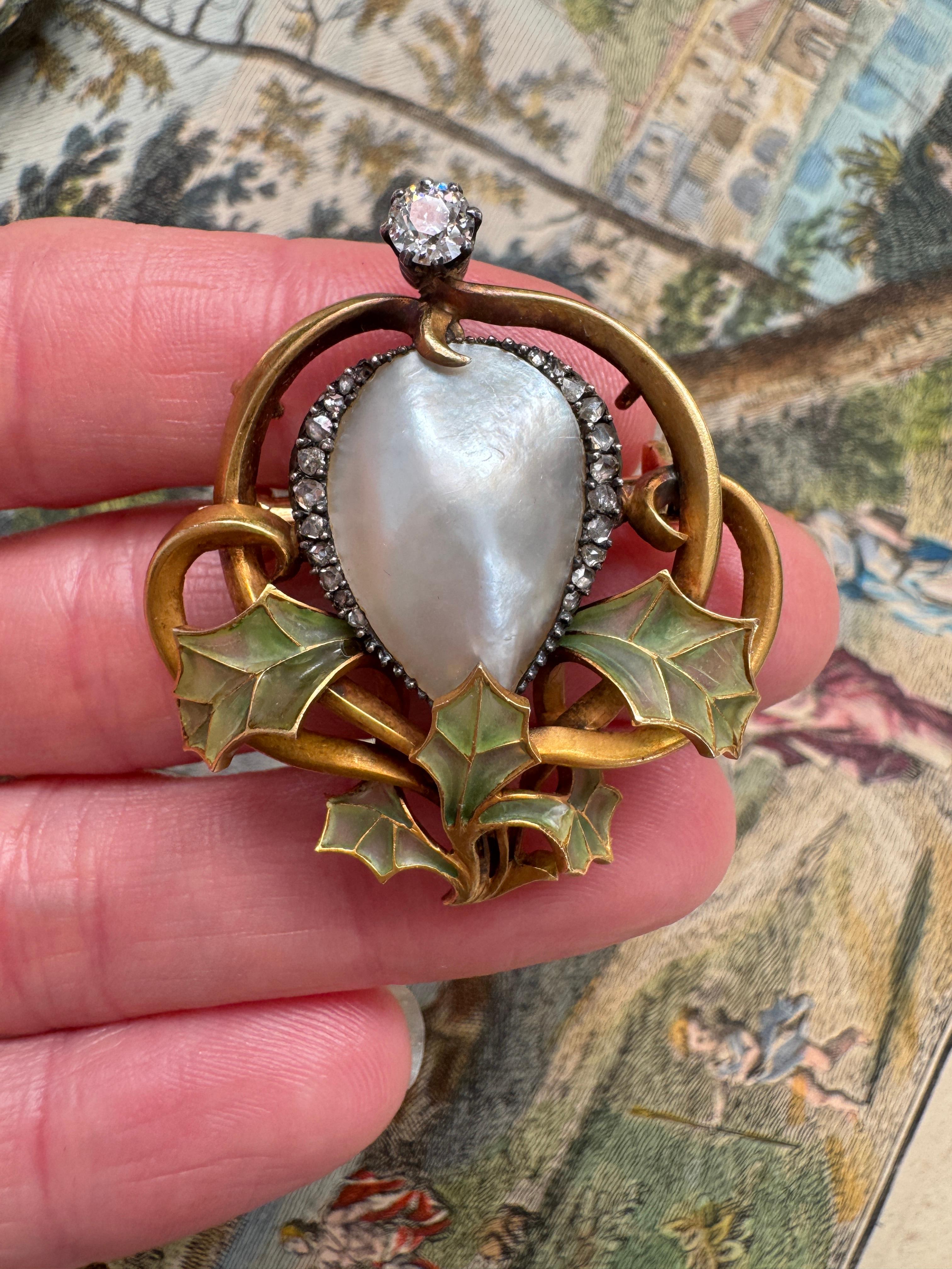 Art Nouveau Plique a Jour and Diamond 18K Holly Pendant Brooch For Sale 5