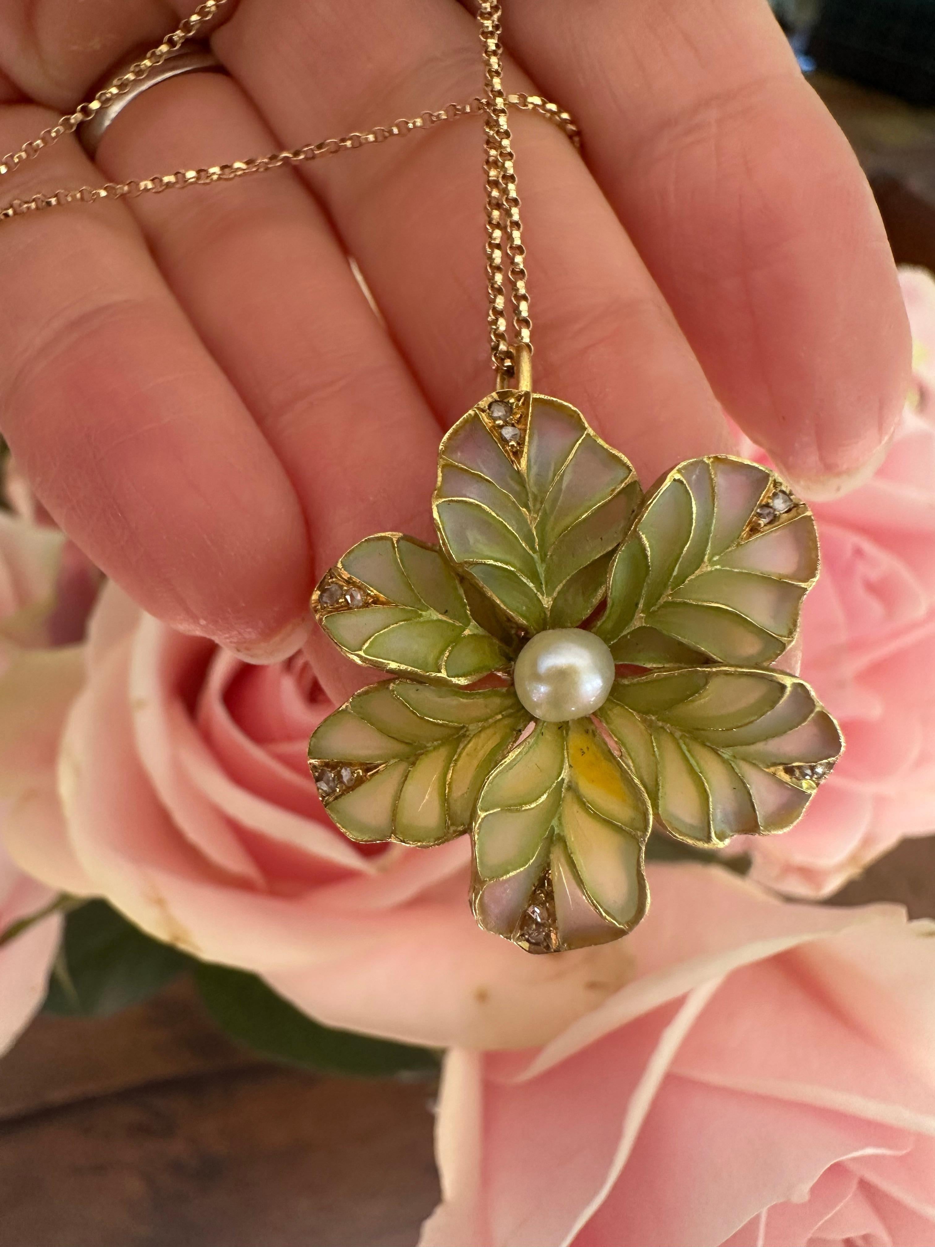 Taglio a rosa Ciondolo a forma di fiore in smalto con perle e diamanti in stile Art Nouveau Plique-A-Jour in vendita