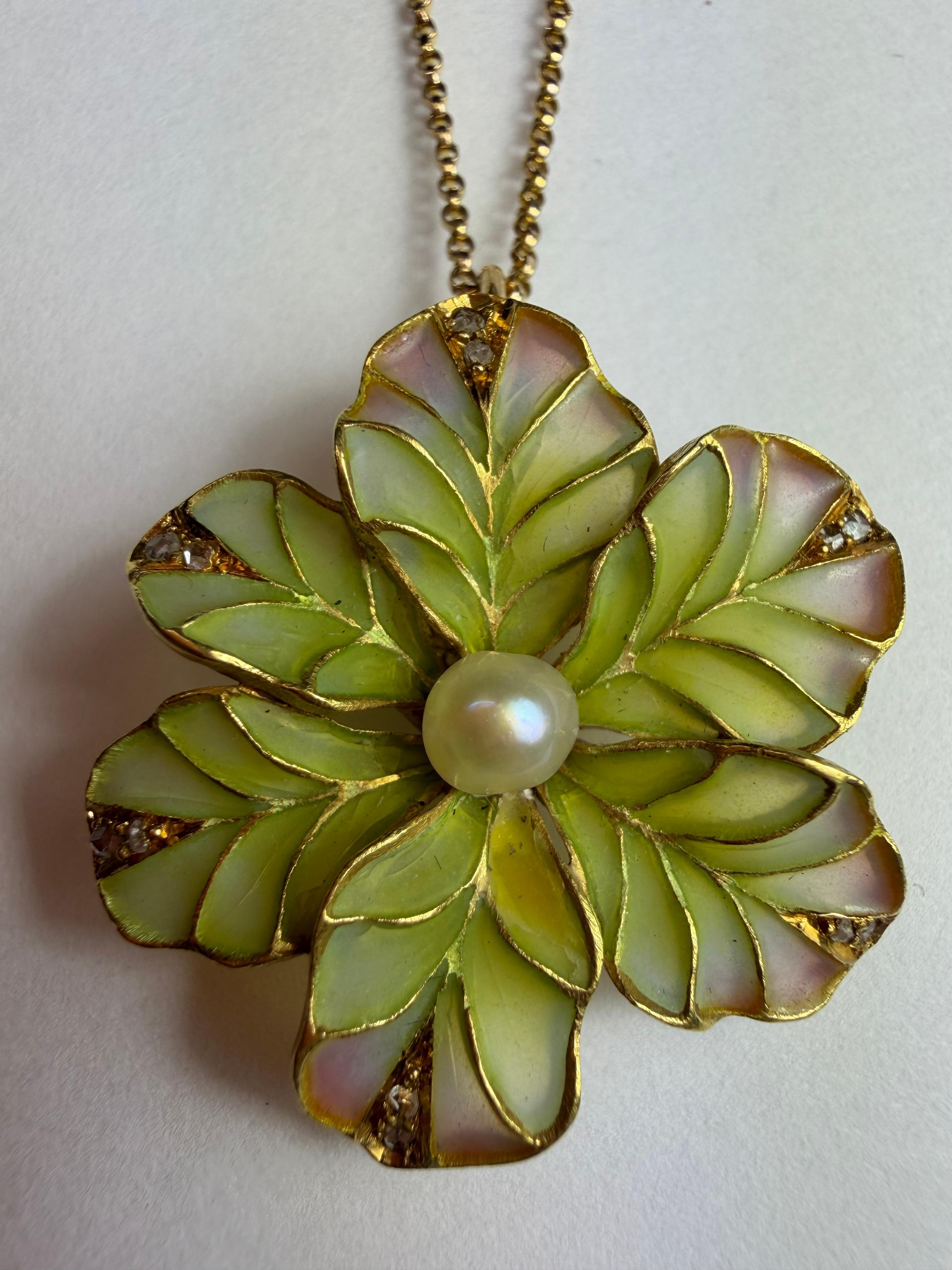 Ciondolo a forma di fiore in smalto con perle e diamanti in stile Art Nouveau Plique-A-Jour In condizioni buone in vendita a Denver, CO