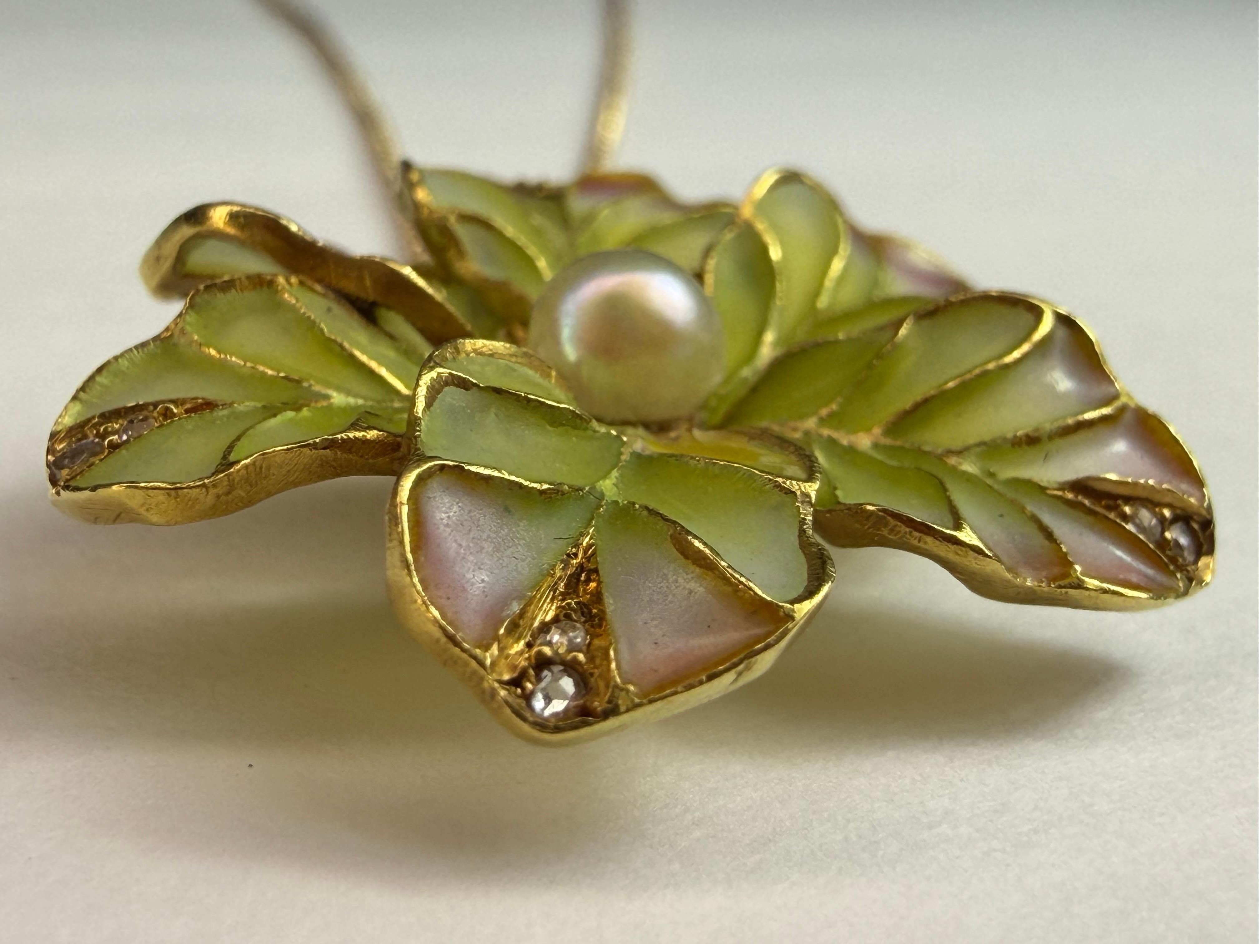 Donna Ciondolo a forma di fiore in smalto con perle e diamanti in stile Art Nouveau Plique-A-Jour in vendita