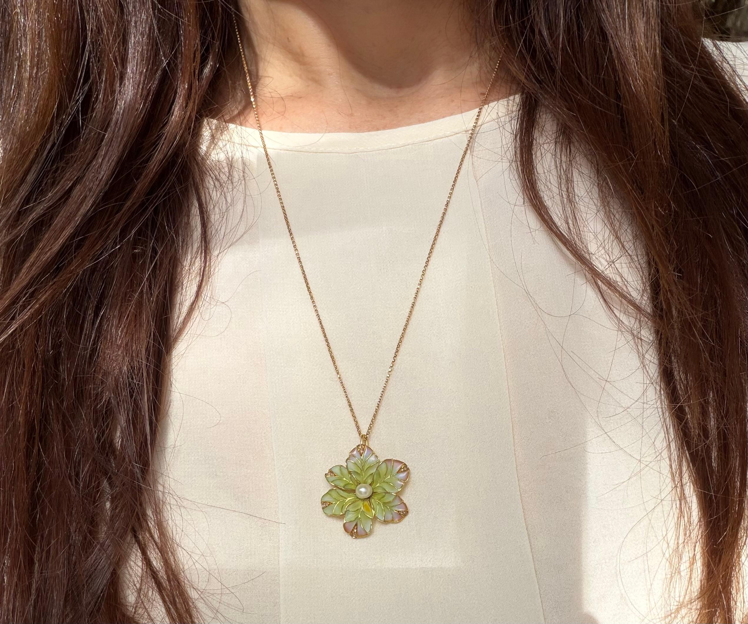 Ciondolo a forma di fiore in smalto con perle e diamanti in stile Art Nouveau Plique-A-Jour in vendita 1