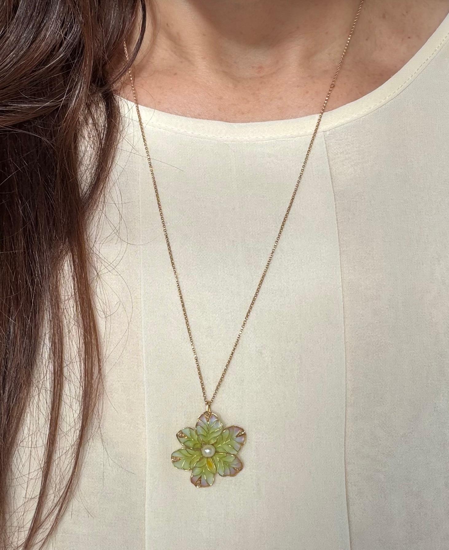 Ciondolo a forma di fiore in smalto con perle e diamanti in stile Art Nouveau Plique-A-Jour in vendita 2