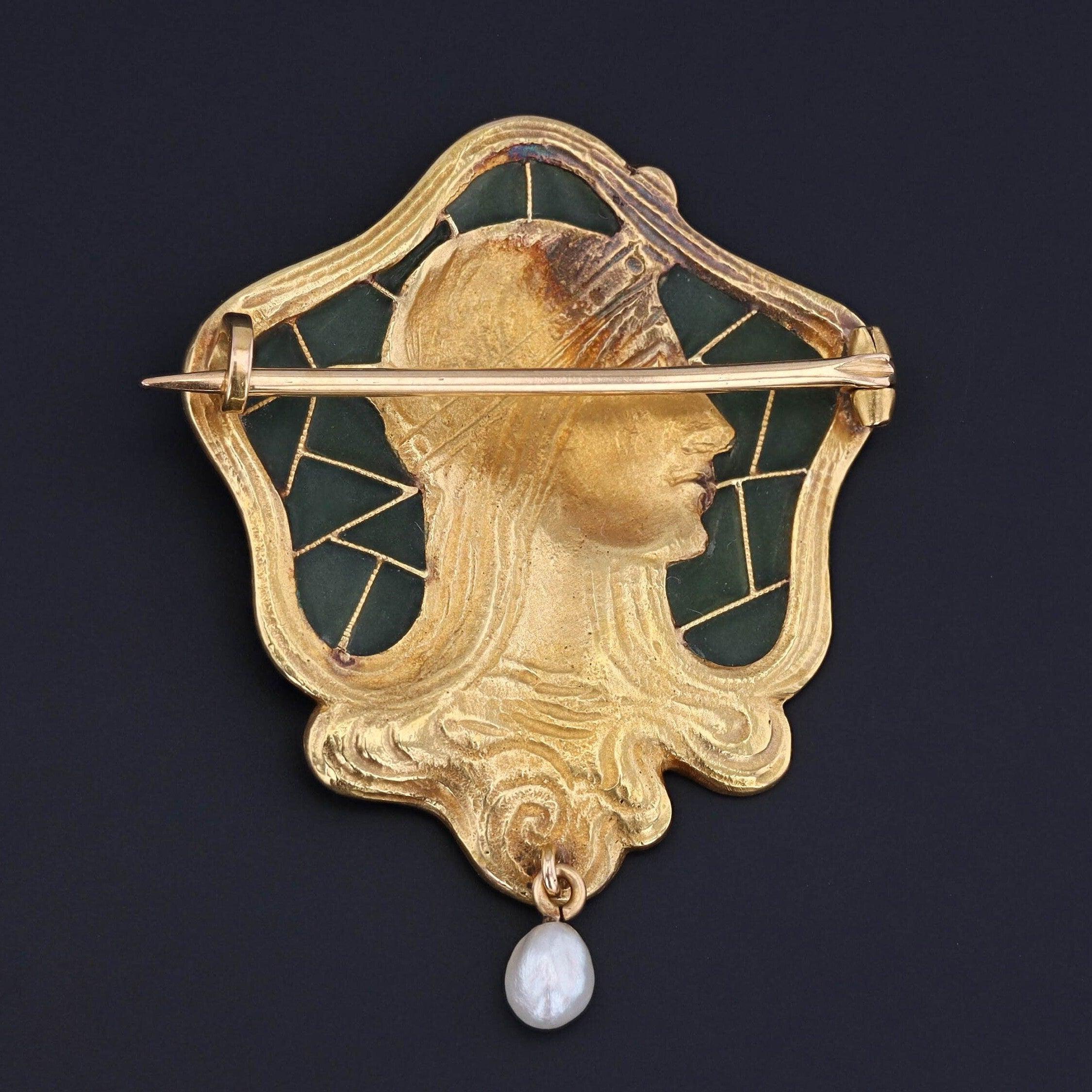 ¿Te gustan las joyas Art Nouveau?

¡De tus sueños a tu imaginación llega este extraordinario broche antiguo! Esta impresionante pieza de historia del arte es perfecta para cualquier coleccionista de joyas o aficionado a las antigüedades Art