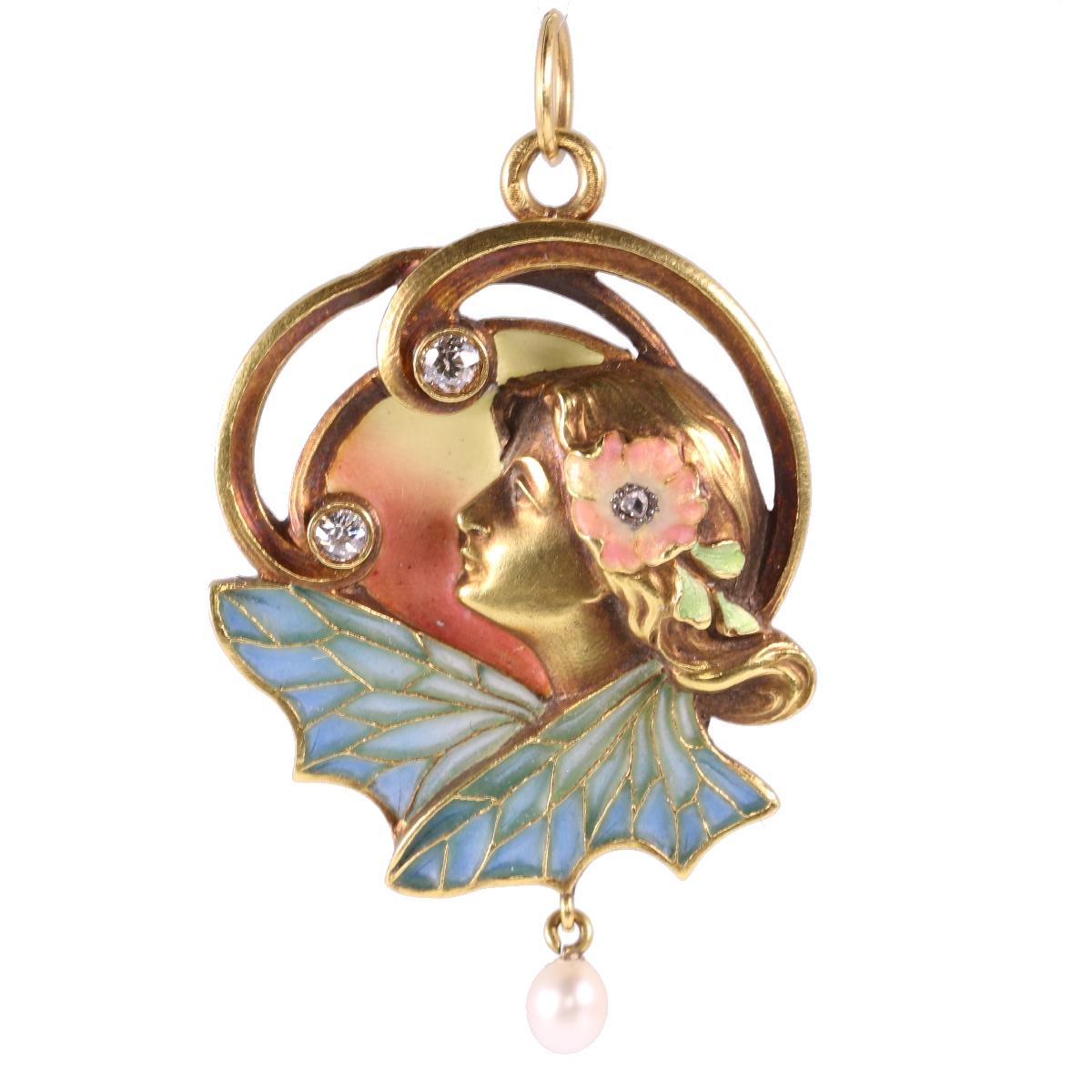 This exceptional 18K rose gold Art Nouveau pendant as well as brooch truly comes to life through the complementary enamelling around the bas-relief chased profile of a nymph. While gazing to the west, this enchanting creature sights two shooting