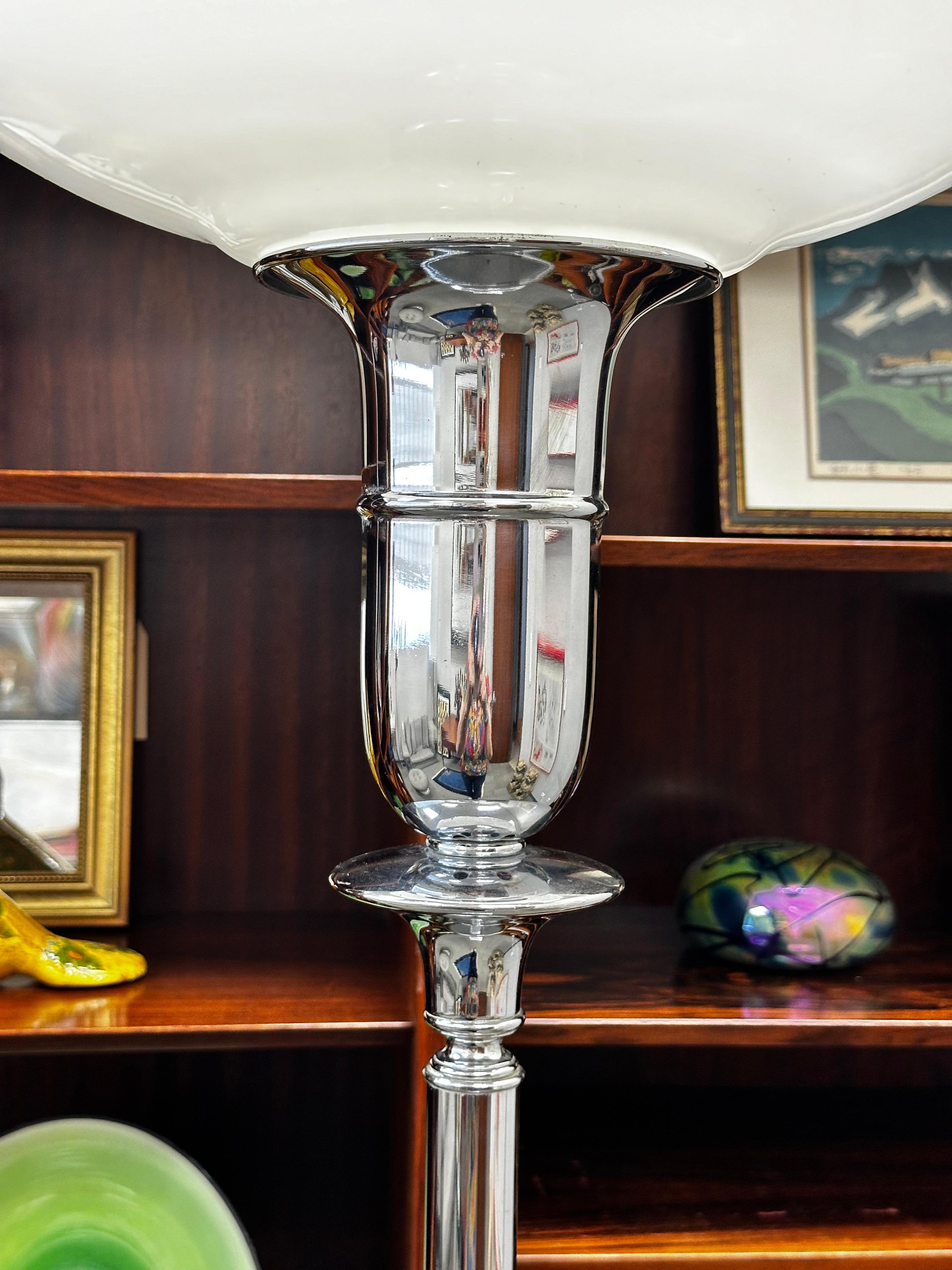 Torchère Art Nouveau chromée polie Bon état - En vente à Skokie, IL