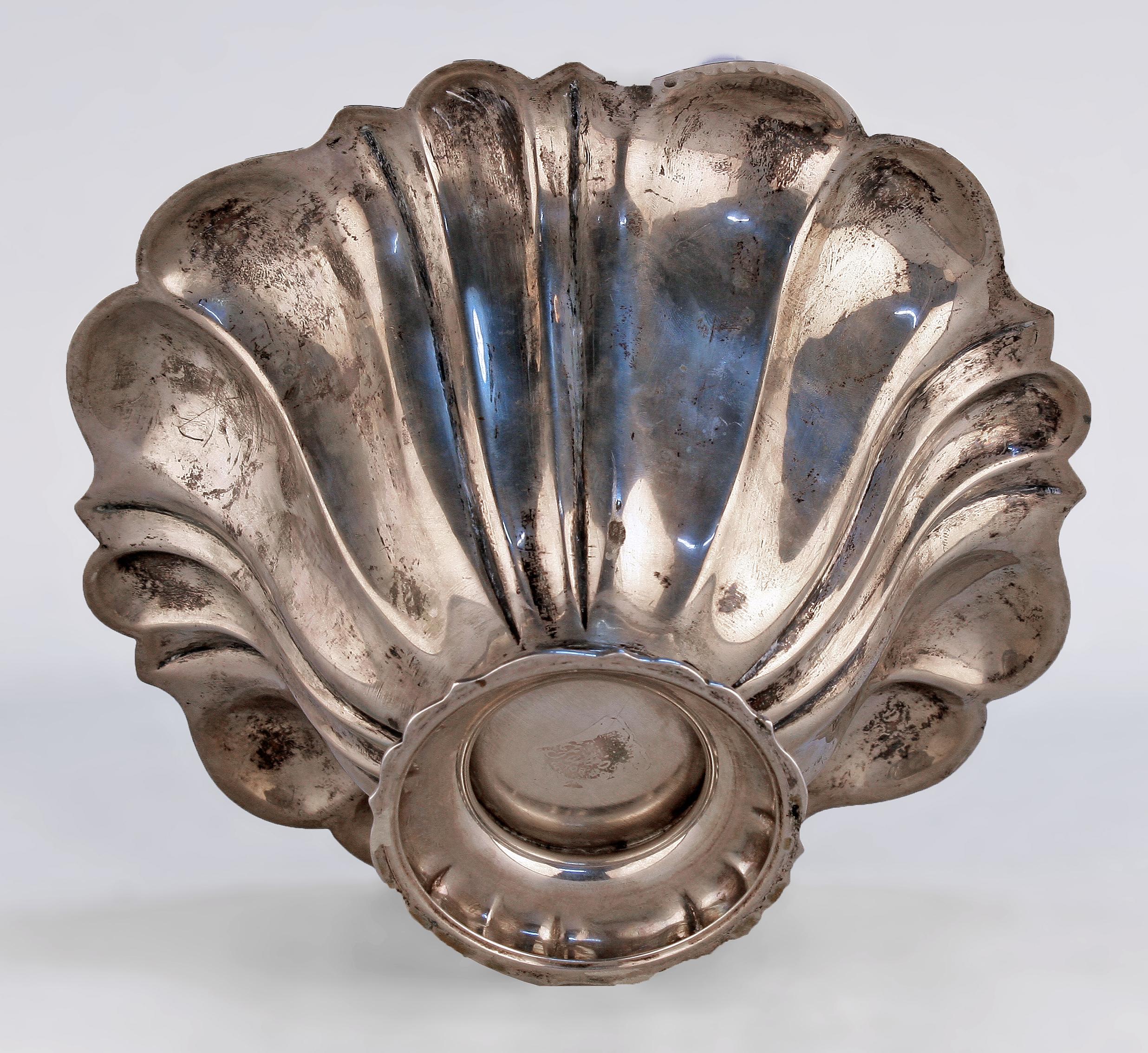 Embossé Coupe de centre de table Art Nouveau en métal argenté par J. Hoffmann pour Wiener Werkstätte en vente