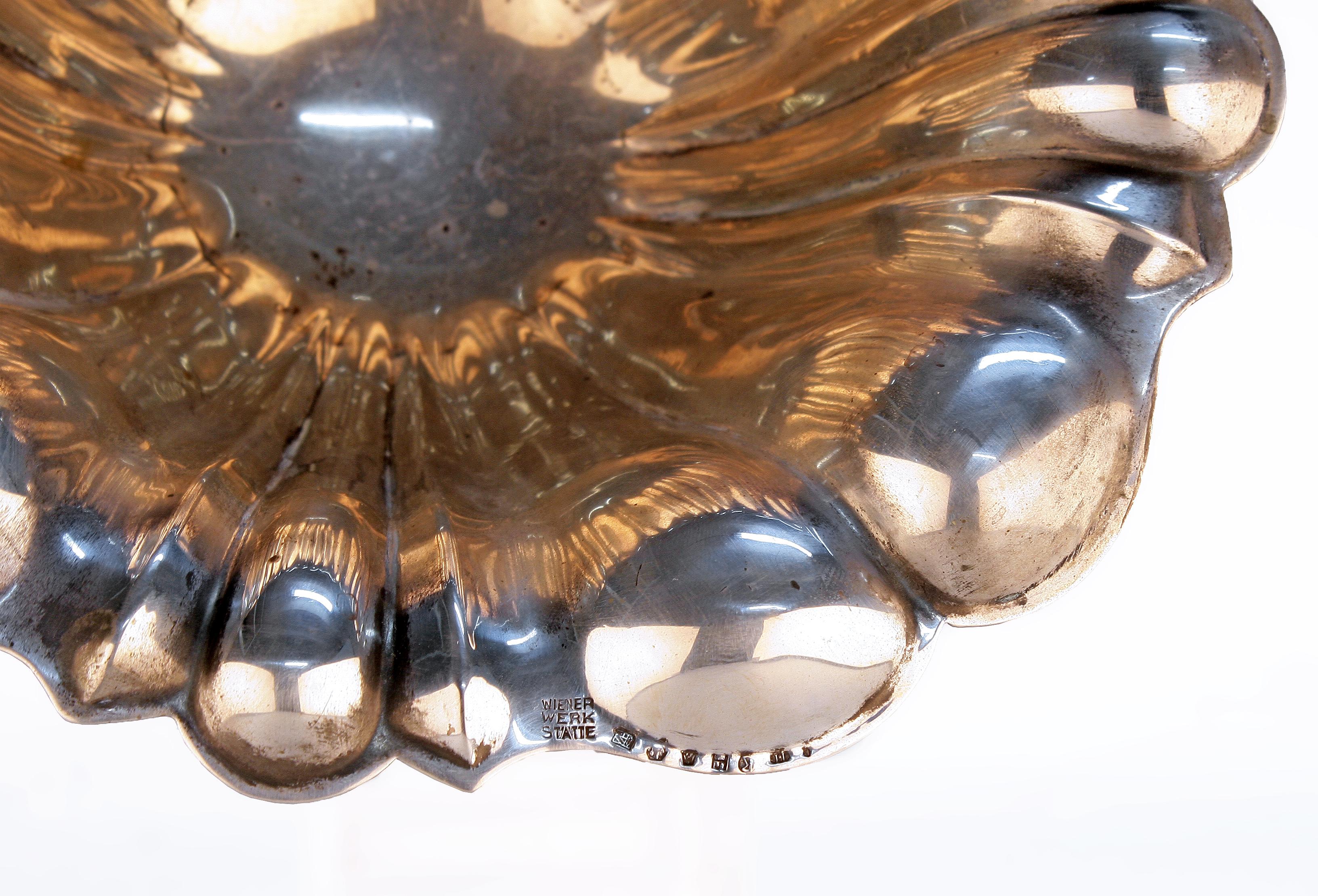 Coupe de centre de table Art Nouveau en métal argenté par J. Hoffmann pour Wiener Werkstätte État moyen - En vente à North Miami, FL