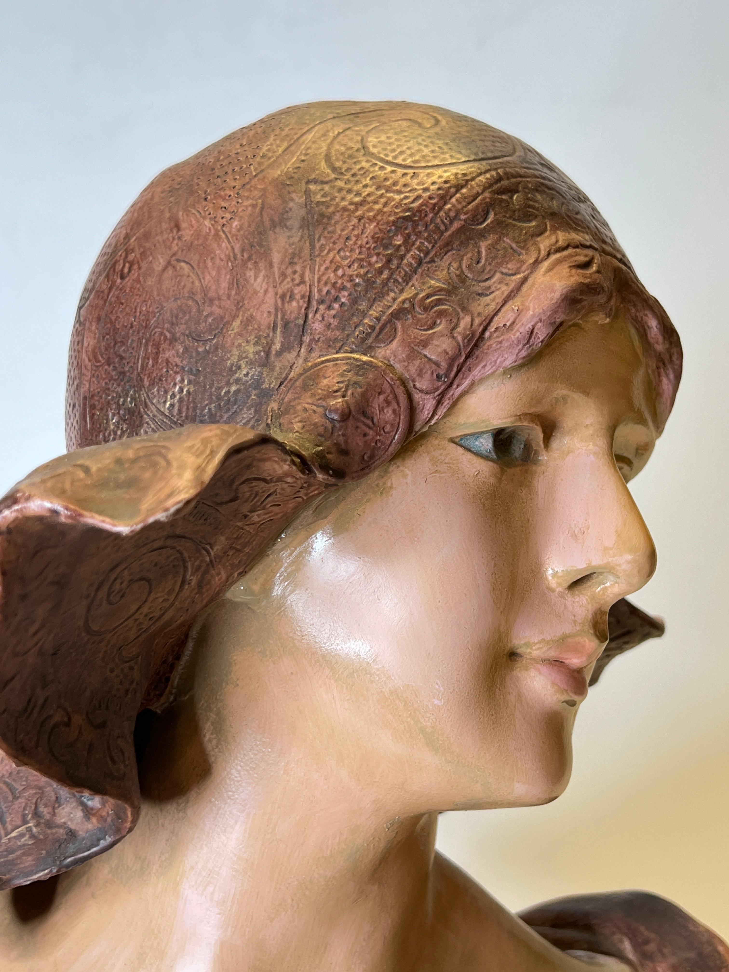 Buste féminin en terre cuite polychrome Art Nouveau signé Nelson en vente 2