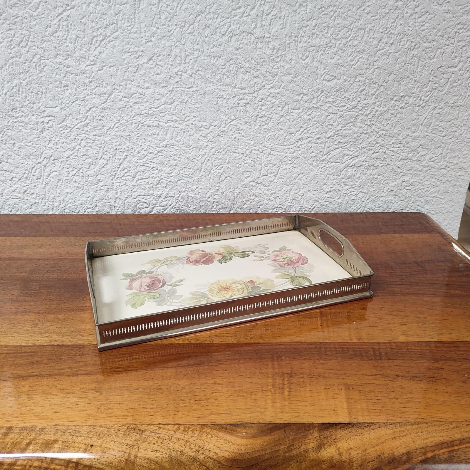 Bandeja Art Nouveau de porcelana y estaño Villeroy & Boch.
Bandeja de servicio Art Nouveau, con una hermosa decoración policroma en transfer con rosas, montura de estaño plateado.
Marcas del fabricante en la parte inferior 
