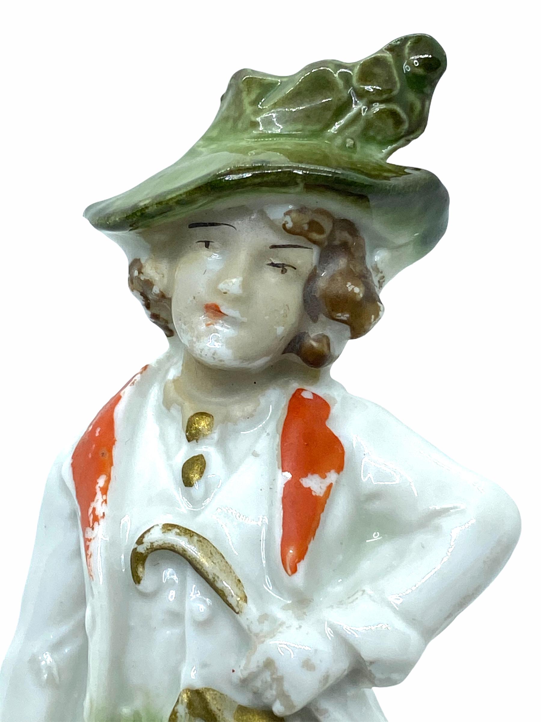 Jugendstil-Porzellan Junge Lederhosen-Figur, Oktoberfest Deutsch, 1900 (Handgefertigt) im Angebot