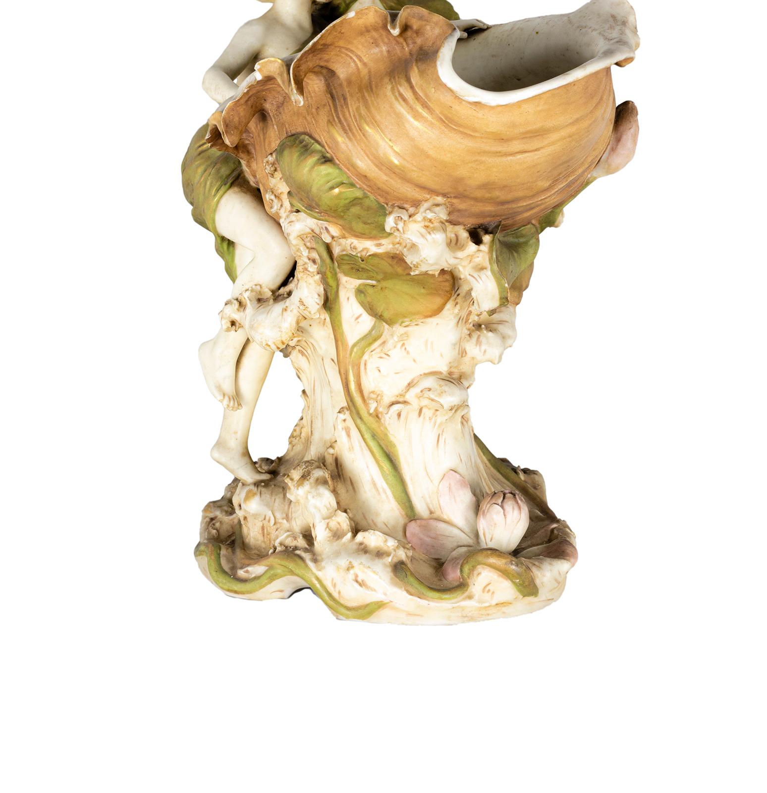 Dipinto a mano Centrotavola in porcellana Art Nouveau con ninfe di Royal Dux Bohemia, 1900 in vendita