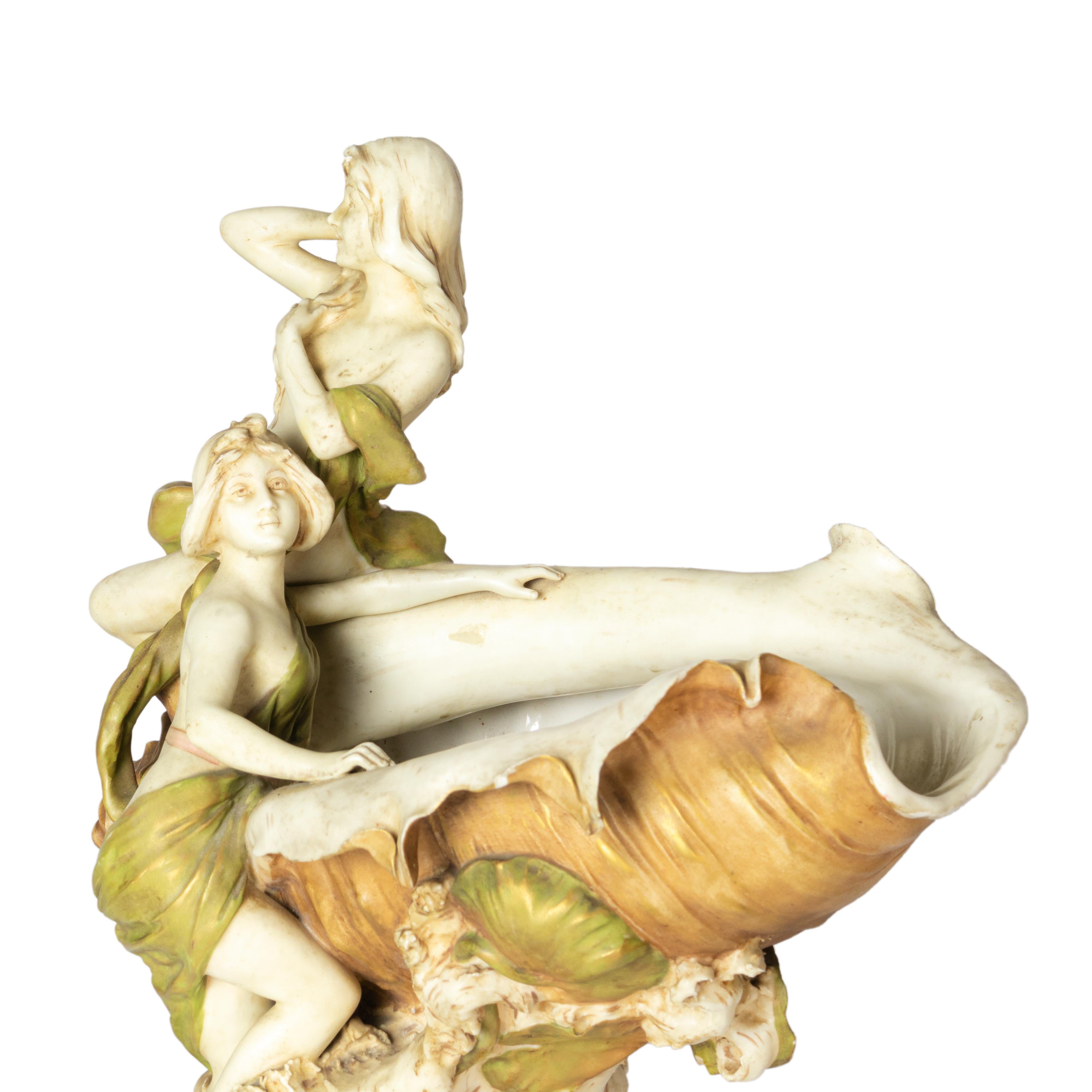 Peint à la main Centre de table Art Nouveau avec nymphes par Royal Dux Bohemia, années 1900 en vente