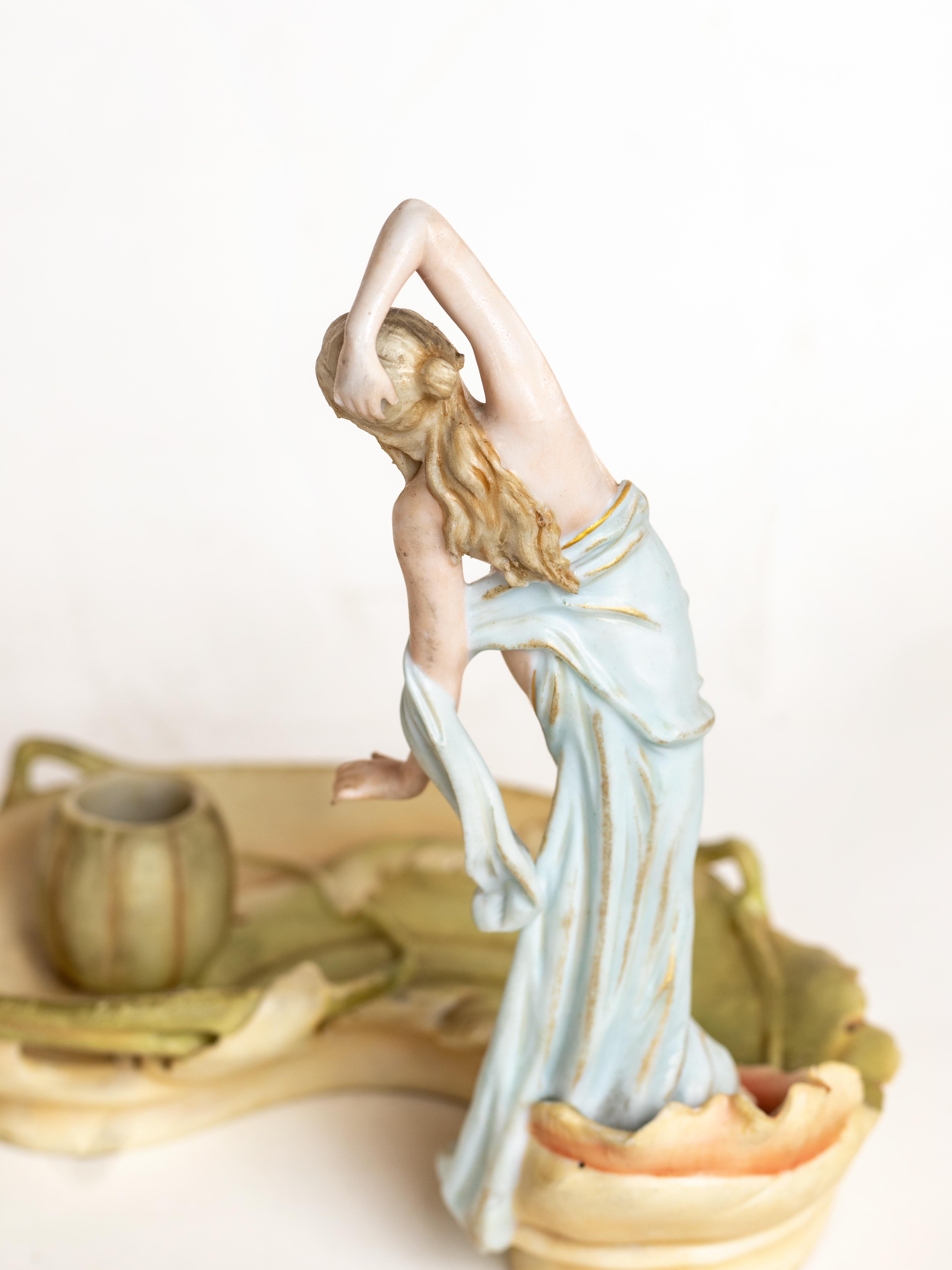 Calamaio in porcellana Art Nouveau con Venere e ninfea, XIX secolo in vendita 5