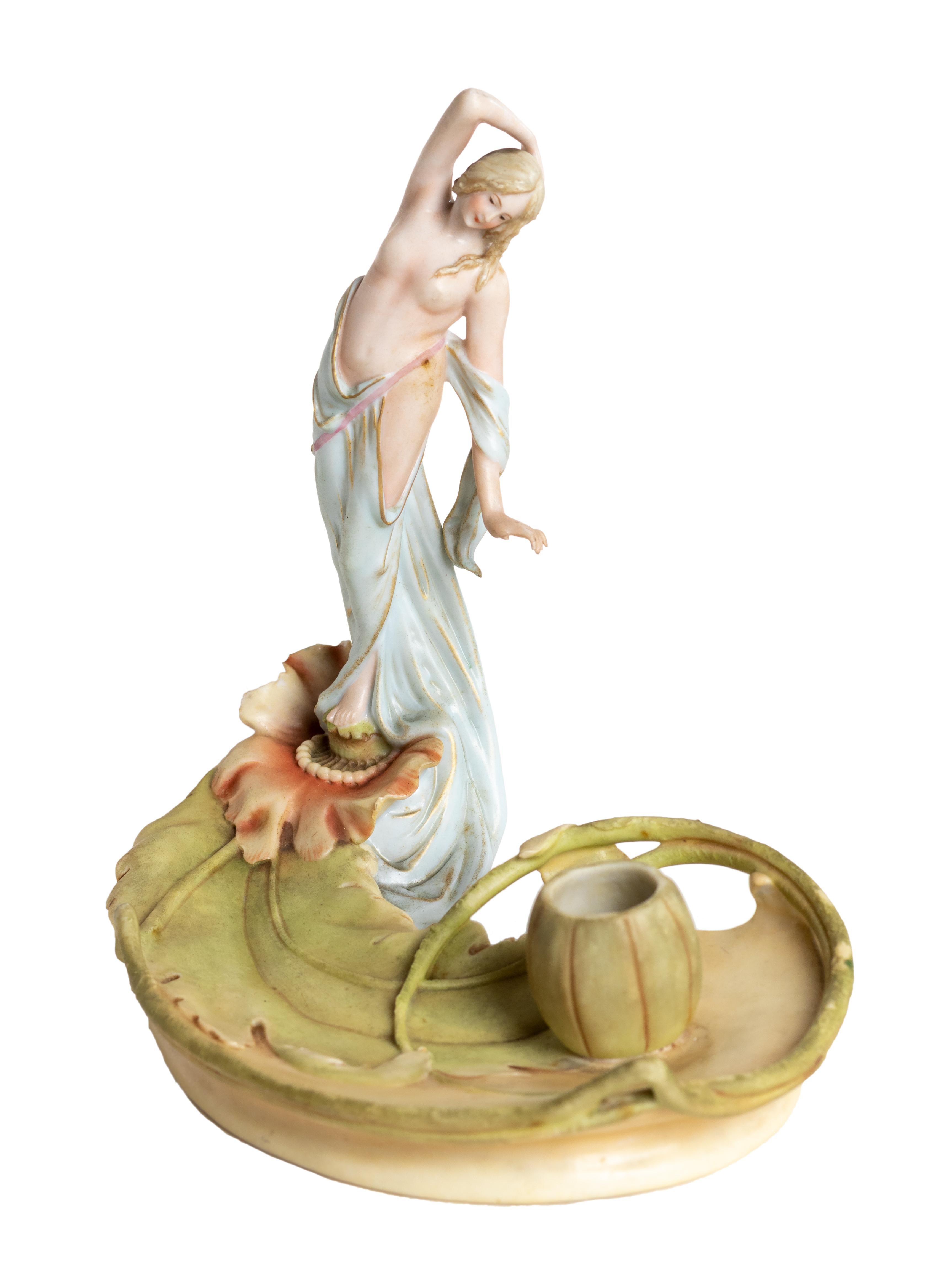 Ceco Calamaio in porcellana Art Nouveau con Venere e ninfea, XIX secolo in vendita